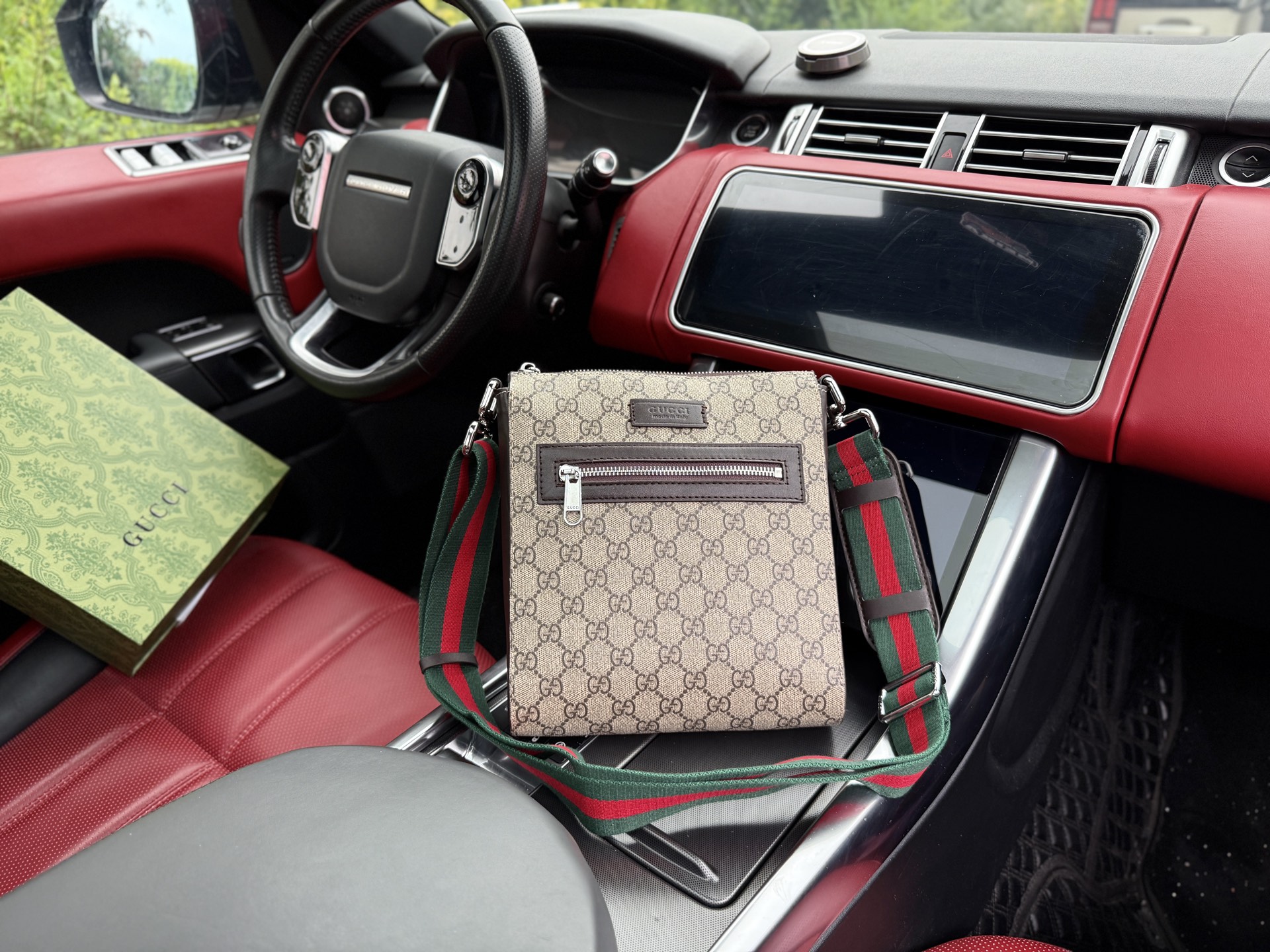 💰260 📷高端货‼️ 新款 “ GUCCI ”古奇单肩包💼 GUCCI古驰邮差包 GUCCI古驰 老花Logo徽标条纹织带肩带 帆布拼皮 邮差包斜挎包单肩包 男款 乌木色 #百搭经典推荐#高清五金logo标志、内里隔层!专用内里。顺滑拉链、做工精致每个细节到位!男人必备款。规格:29x23x7.5cm 配折叠礼盒🎁