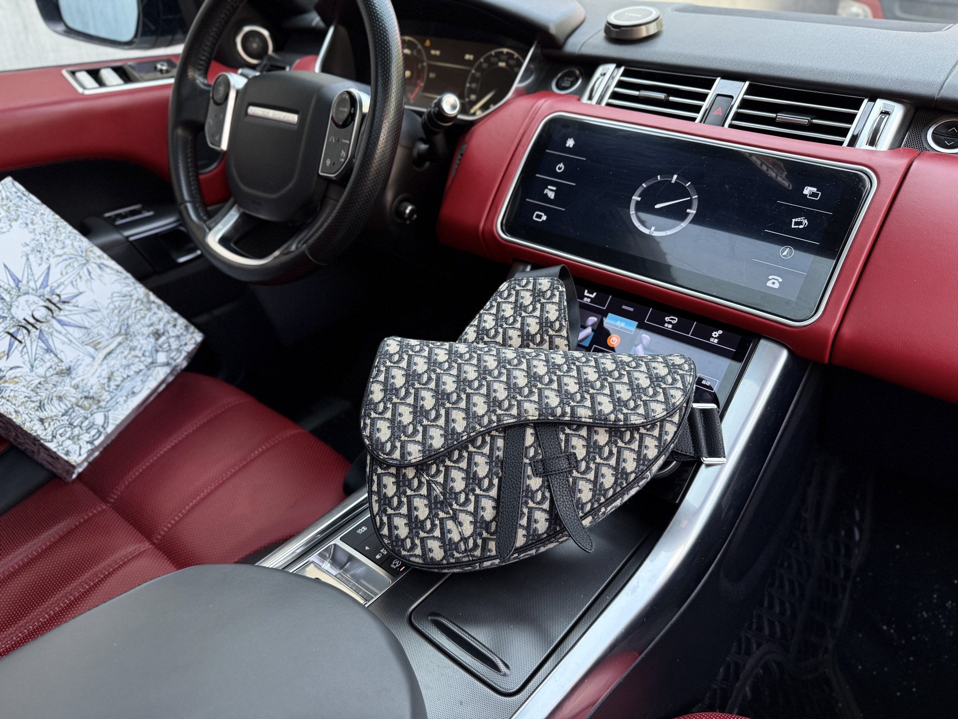 💰280  📷高端货‼️ 新款 “ DIOR ”迪奥单肩包 💼 dior迪奥手提斜挎包邮差包 DIOR迪奥 标志性Oblique刺绣印花老花满印 帆布拼皮革细节 马鞍包单肩斜挎胸包 男款 黑白拼色  进口原厂帆布面料🐂高清五金logo标志、专用里内里。超顺滑拉链、油边超平滑、做工精致每个细节到位！z潮男必备款。规格：26x19x4.5cm 配折叠礼品盒🎁