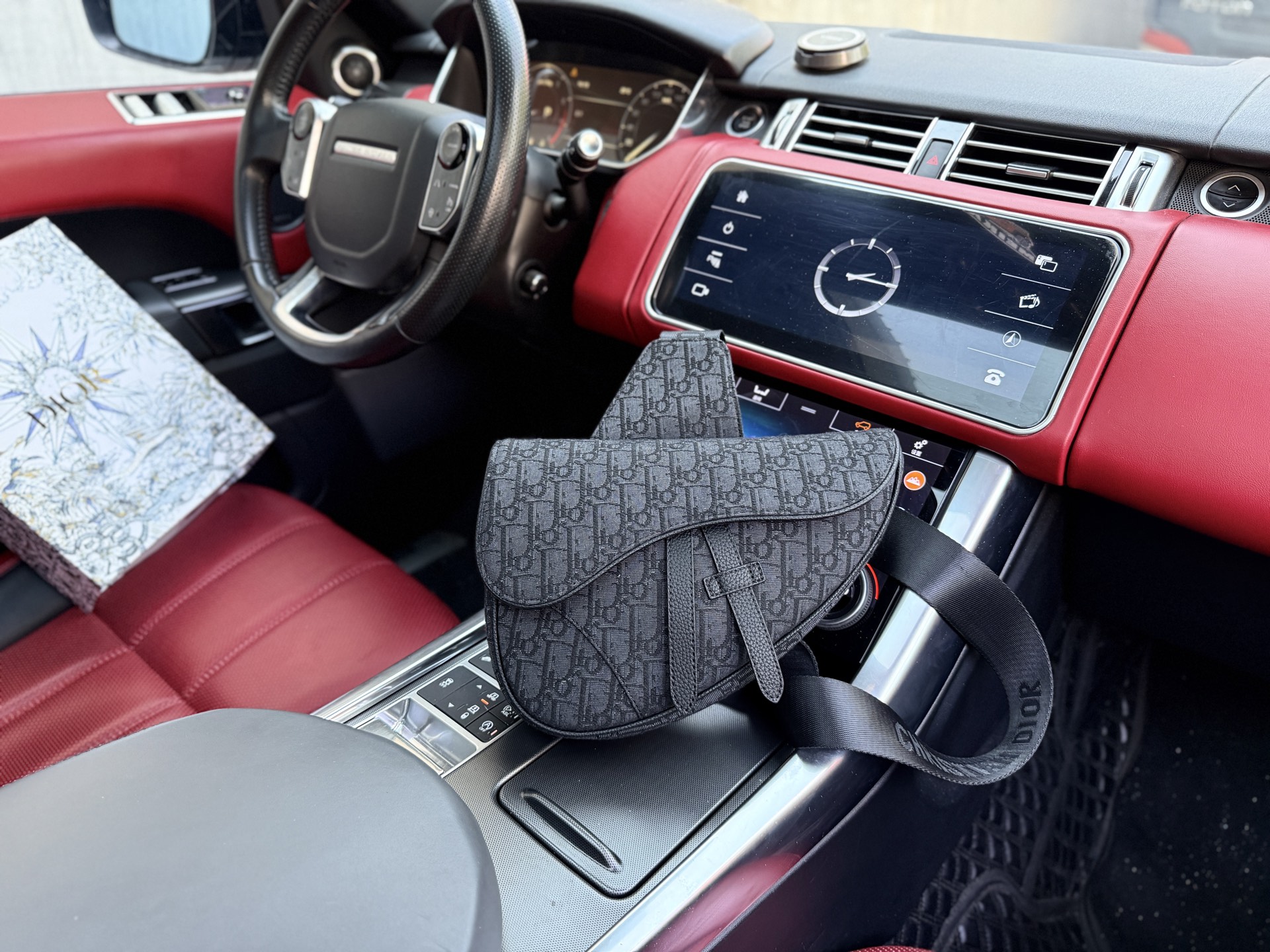 💰280 📷高端货‼️ 新款 “ DIOR ”迪奥单肩包 💼 dior迪奥手提斜挎包邮差包 DIOR迪奥 Saddle Oblique图案老花满印 牛皮拼织物 马鞍包斜挎包胸包腰包单肩包 男款 黑色 进口原厂帆布面料🐂高清五金logo标志、专用里内里。超顺滑拉链、油边超平滑、做工精致每个细节到位！z潮男必备款。规格：26x19x4.5cm 配折叠礼品盒🎁