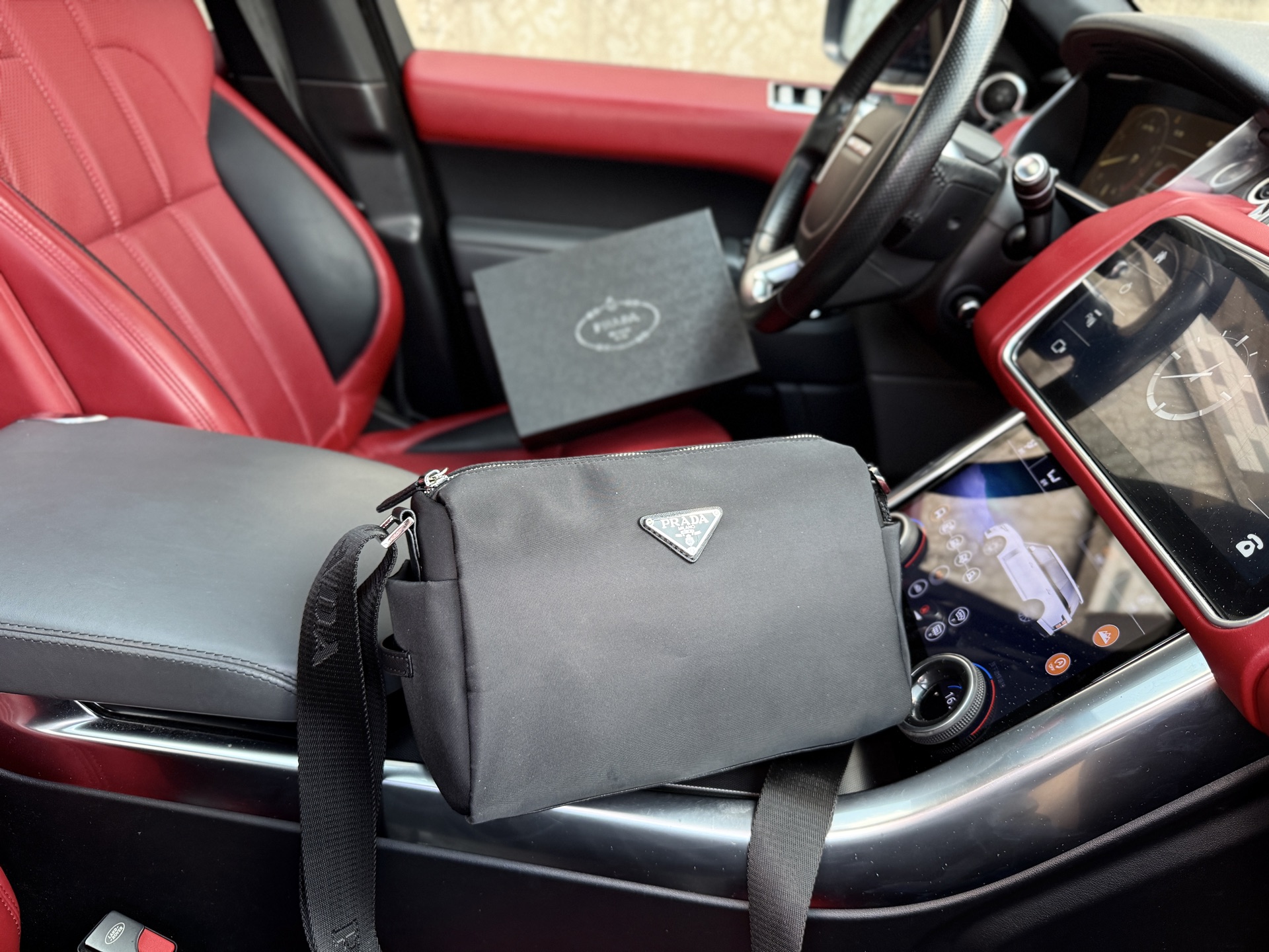 💰260 📷高端货‼️ 最新款 “ PRADA ”普拉达单肩包💼普拉达邮差包手提斜挎包 字母Logo徽标可调节肩带Saffiano皮革邮差包单肩斜挎包 男款 黑色 尼龙和Saffiano 皮革斜挎包尼龙材质金属配件和钛金属拉链Prada徽标织物衬里两枚旁开扣 正面三角形珐琅徽标这款摩登时尚的单肩包配有可拆卸的小袋挂饰和空间宽大的内部隔层,彰显功能性。顺滑拉链 专用内里 高清五金标识。规格:25x16.5x13cm 配礼盒🎁