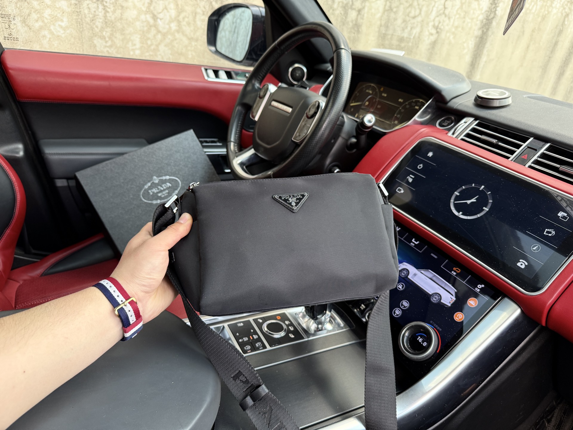 💰260 📷高端货‼️ 最新款 “ PRADA ”普拉达单肩包💼普拉达邮差包手提斜挎包 字母Logo徽标可调节肩带Saffiano皮革邮差包单肩斜挎包 男款 黑色 尼龙和Saffiano 皮革斜挎包尼龙材质金属配件和钛金属拉链Prada徽标织物衬里两枚旁开扣 正面三角形珐琅徽标这款摩登时尚的单肩包配有可拆卸的小袋挂饰和空间宽大的内部隔层,彰显功能性。顺滑拉链 专用内里 高清五金标识。规格:25x16.5x13cm 配礼盒🎁