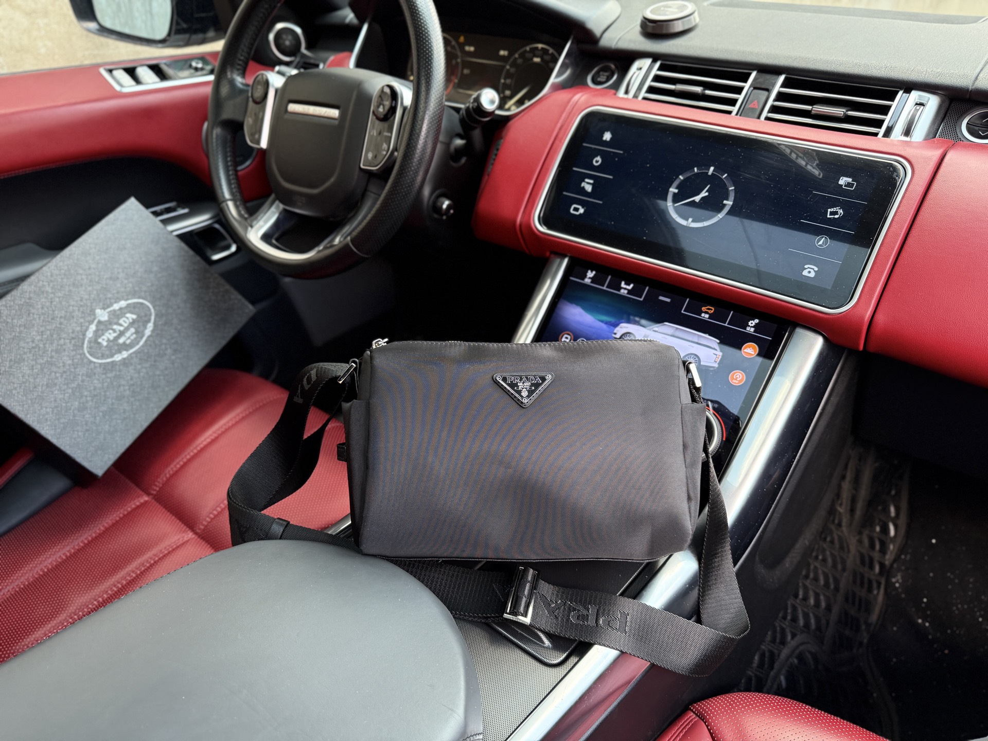 💰260 📷高端货‼️ 最新款 “ PRADA ”普拉达单肩包💼普拉达邮差包手提斜挎包 字母Logo徽标可调节肩带Saffiano皮革邮差包单肩斜挎包 男款 黑色 尼龙和Saffiano 皮革斜挎包尼龙材质金属配件和钛金属拉链Prada徽标织物衬里两枚旁开扣 正面三角形珐琅徽标这款摩登时尚的单肩包配有可拆卸的小袋挂饰和空间宽大的内部隔层,彰显功能性。顺滑拉链 专用内里 高清五金标识。规格:25x16.5x13cm 配礼盒🎁