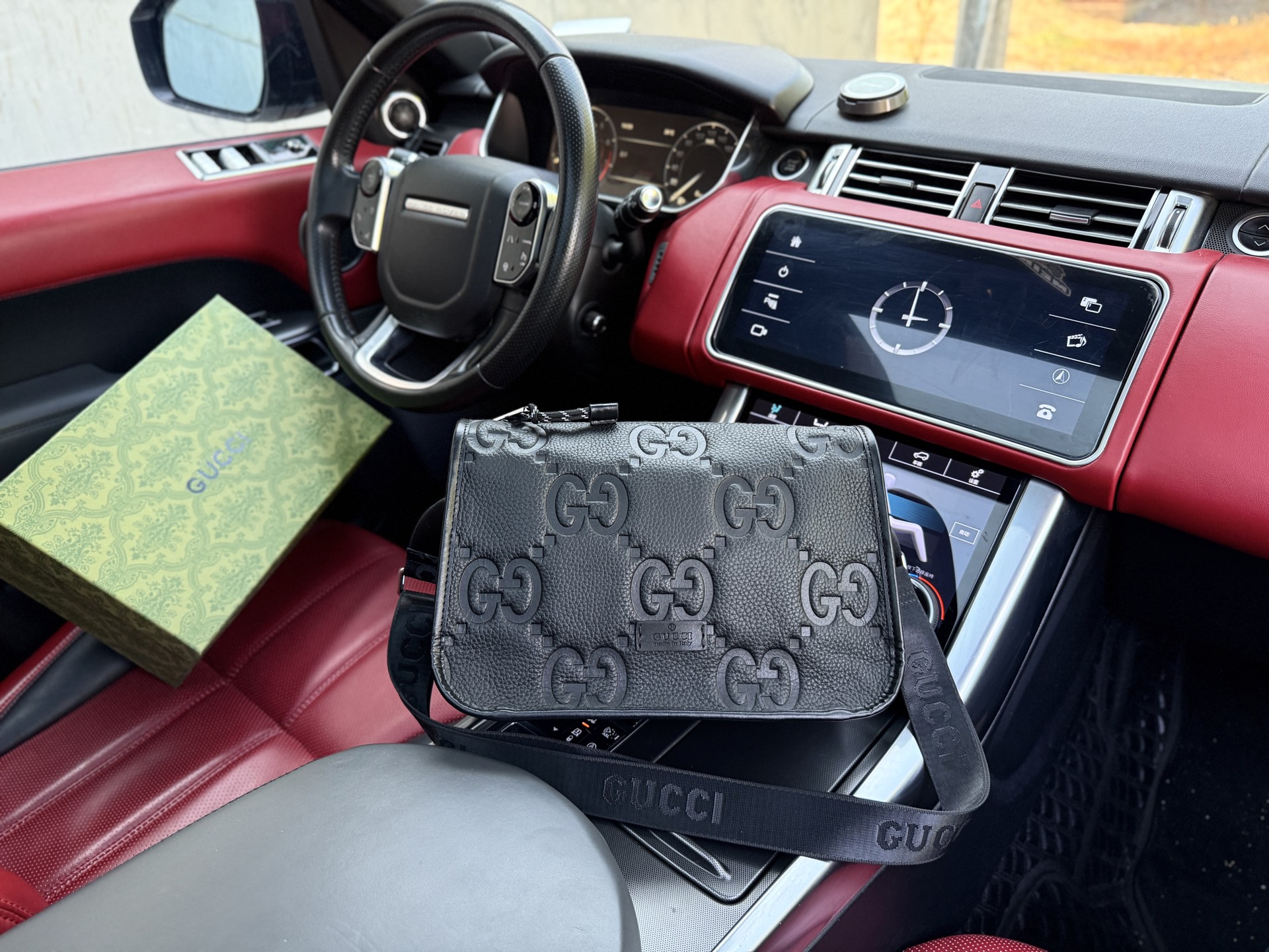 💰260 📷高端货‼️ 新款 “ GUCCI ”古奇单肩包💼 GUCCI古驰邮差包 Jumbo GG 可调节织带肩带拉链开合 皮革 单肩斜挎包 超迷你 男款 黑色 高清五金logo标志、内里隔层!专用内里。顺滑拉链、做工精致每个细节到位!男人必备款。规格:30x20x13cm 配礼盒🎁