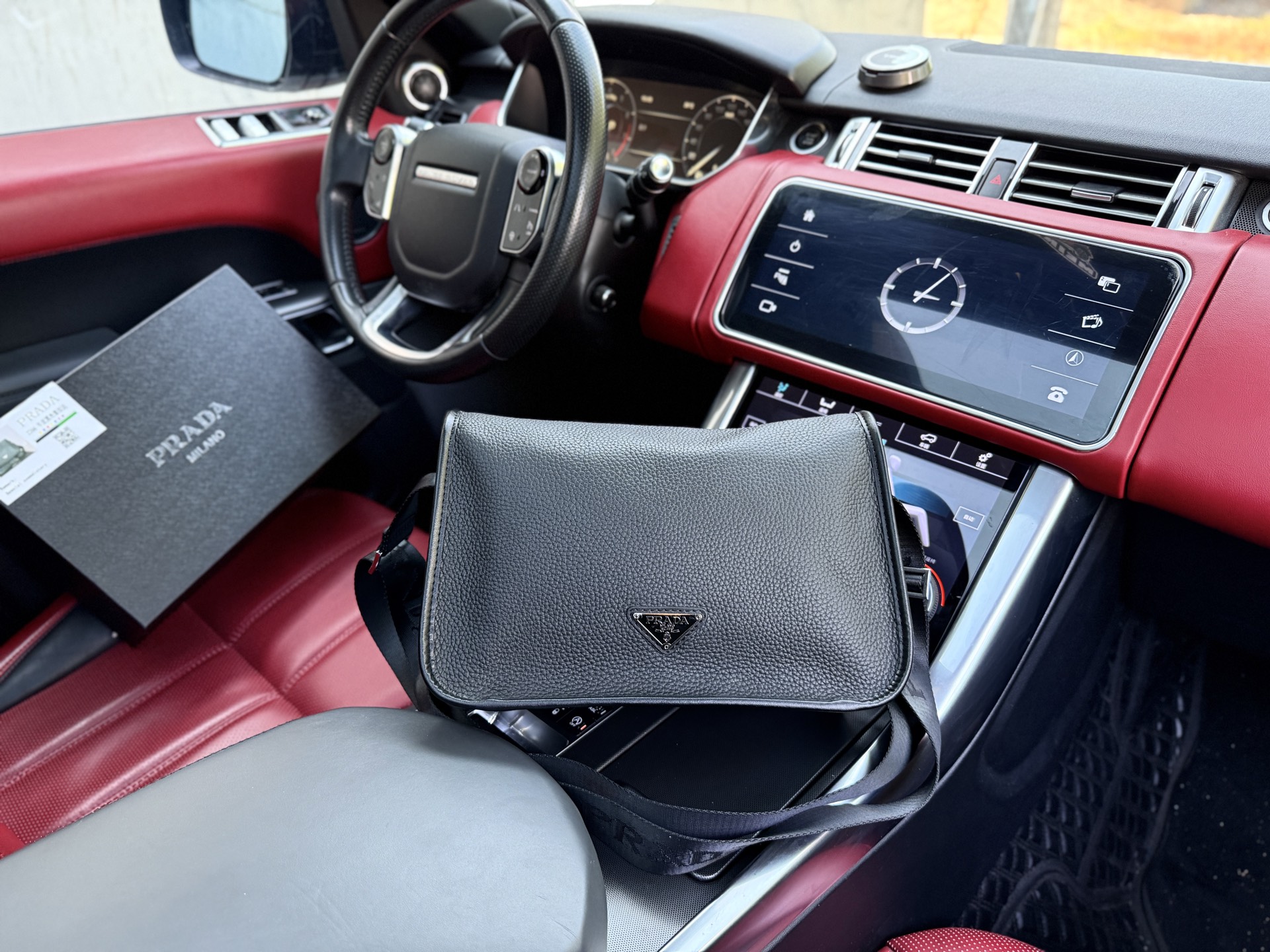 💰260 📷高端货‼️ 新款 “ PRADA ”普拉达单肩包💼 prada普拉达邮差包 Jumbo 可调节织带肩带拉链开合 皮革 单肩斜挎包 超迷你 男款 黑色 高清五金logo标志、内里隔层!专用内里。顺滑拉链、做工精致每个细节到位!男人必备款。规格:30x20x13cm 配礼盒🎁