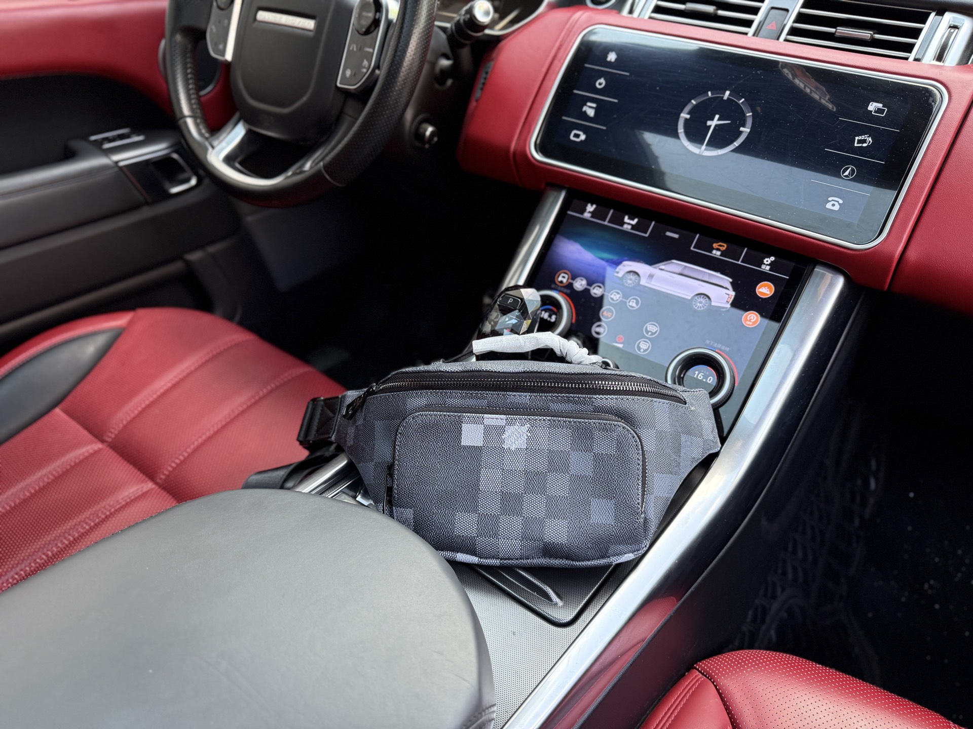 📷高端货 ️ 新款 “ Louis Vuitton”lv腰包💼 路易威登斜挎包胸包 LOUIS VUITTON keeppall25手提#联名款 字母徽标拉链开合 皮革饰边 腰包 黑花 高清五金logo标志、内里隔层!专用内里.顺滑拉链、做工精致每个细节到位!男人必备款.尺寸:30x15cm 配:折叠礼盒🎁🛃