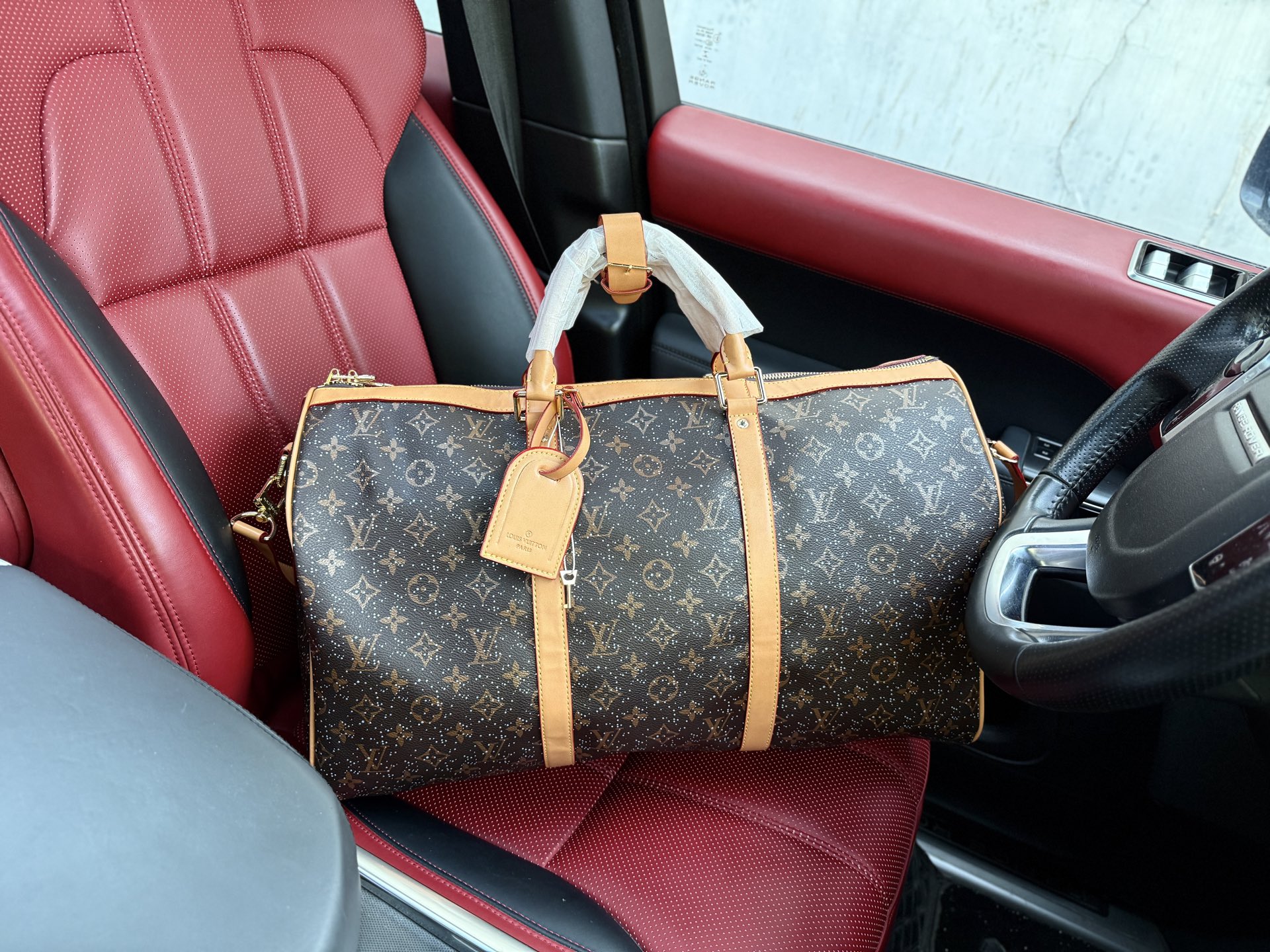 📷高端货 ️ 新款 “Louis Vuitton”lv旅行袋💼 路易威登旅行袋 LOUIS VUITTON keepall 配肩带老花 皮革 猴子包手提单肩斜挎包旅行包 男女同款情侣款 宽敞的容量和可调节肩带适用于工作、休闲或出行 高清五金logo标志、内里隔层!专用内里.顺滑拉链、做工精致每个细节到位!男人必备款.尺寸:50x29x23cm