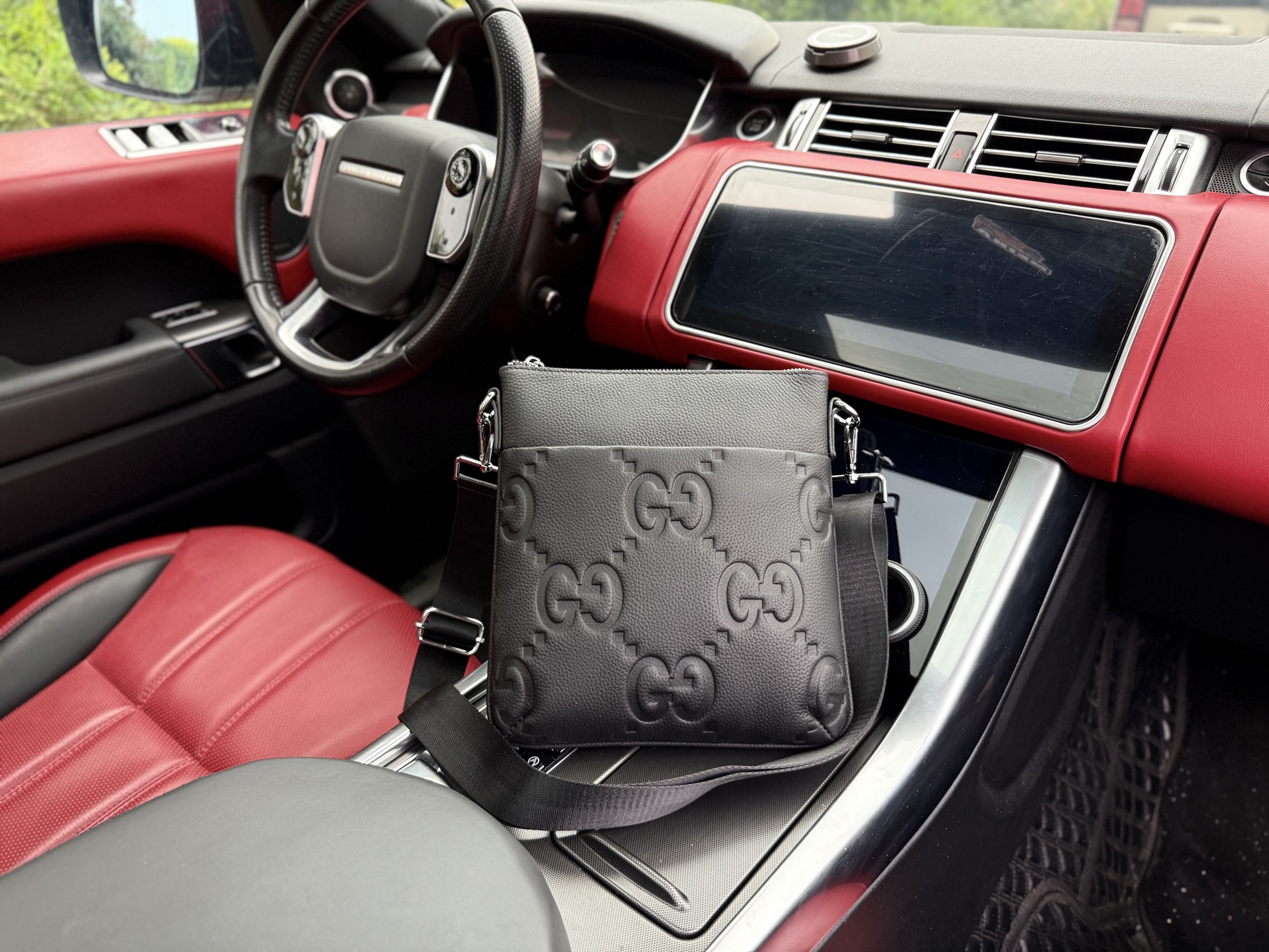 💰260📷高端货‼️ 新款 “ GUCCI ”古奇单肩包💼 GUCCI古驰邮差包 Jumbo GG 可调节织带肩带拉链开合 皮革 单肩斜挎包 超迷你 男款 黑色 高清五金logo标志、内里隔层!专用内里。顺滑拉链、做工精致每个细节到位!男人必备款。规格:22x25cm