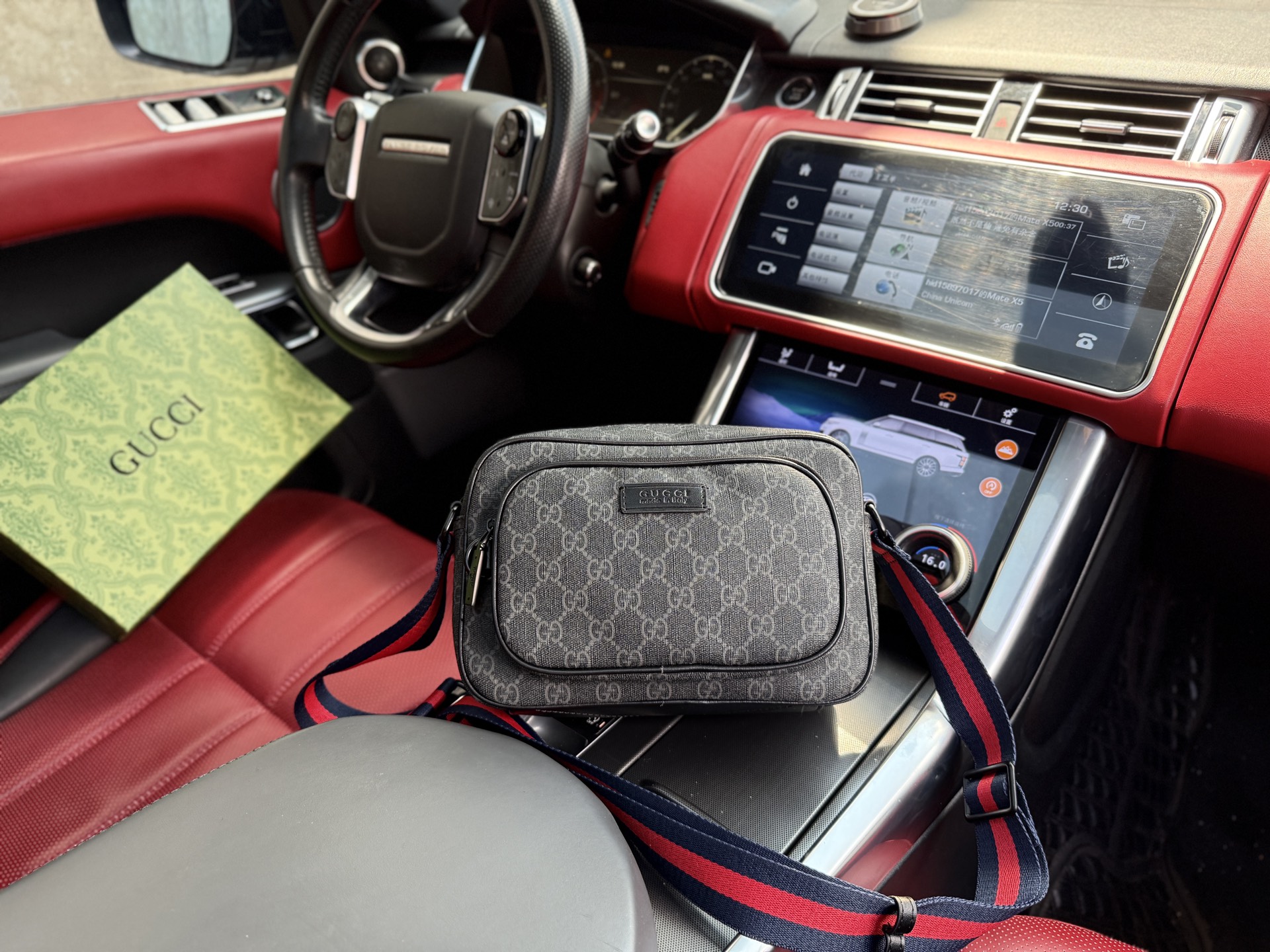 💰240 📷高端货‼️ 新款 “ GUCCI ”古奇单肩包💼 GUCCI古驰邮差包 GUCCI古驰 GG Emblem 标志品牌印花拉链开合 涂层面料 单肩斜挎包 中号 男款 黑色 高清五金logo标志、内里隔层!专用内里。顺滑拉链、做工精致每个细节到位!男人必备款。规格:23x16x8cm 配礼盒🎁