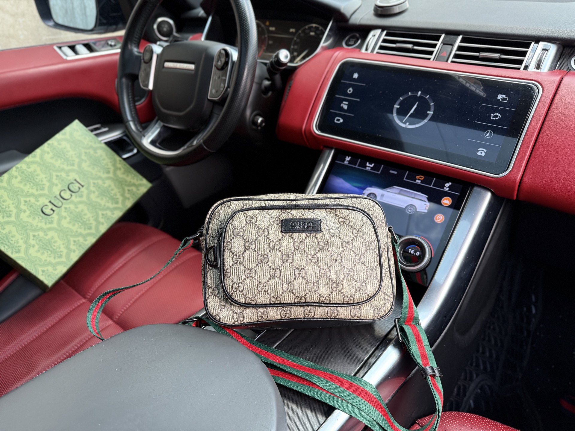 💰260 📷高端货‼️ 新款 “ GUCCI ”古奇单肩包💼 GUCCI古驰邮差包 GUCCI古驰 GG Emblem 标志品牌印花拉链开合 涂层面料 单肩斜挎包 中号 男款 杏色 高清五金logo标志、内里隔层!专用内里。顺滑拉链、做工精致每个细节到位!男人必备款。规格:23x16x8cm 配礼盒🎁