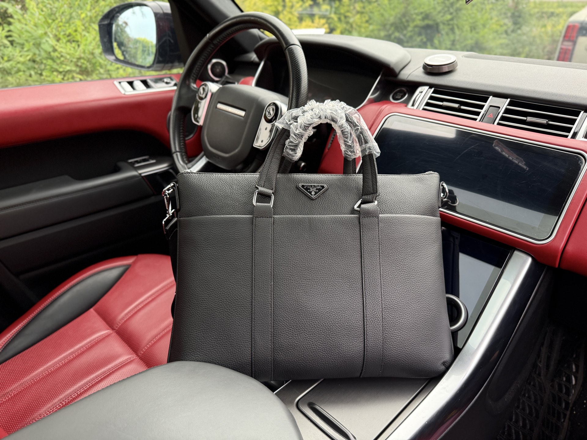 💰300 📷高端货‼️ “ PRADA ”普拉达公文包💼普拉达手提包 男士荔枝纹牛皮公文包 顶级进口原厂面料🐂高清五金logo标志、专用里内里。电脑隔层,拉链暗袋。顺滑拉链、油边超平滑、可单肩斜挎背!做工精致每个细节到位!wy职业男人必备款。规格:40x30cm