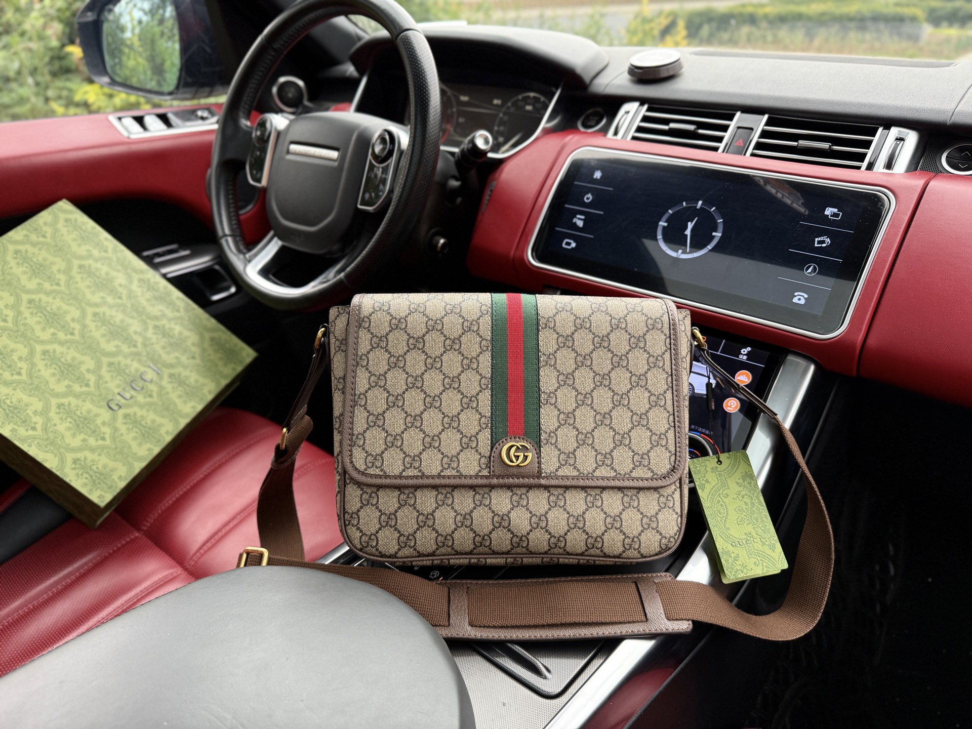 💰260 📷高端货‼️ 新款 “ GUCCI ”古奇单肩包💼 GUCCI古驰邮差包 GUCCI古驰 Ophidia 双G徽标可调节肩带磁力翻盖扣 帆布拼皮革 邮差包单肩斜挎包 中号 男款 米色拼乌木色 #百搭经典推荐#高清五金logo标志、内里隔层!专用内里。顺滑拉链、做工精致每个细节到位!男人必备款。规格:28x22x8cm 配折叠礼盒🎁