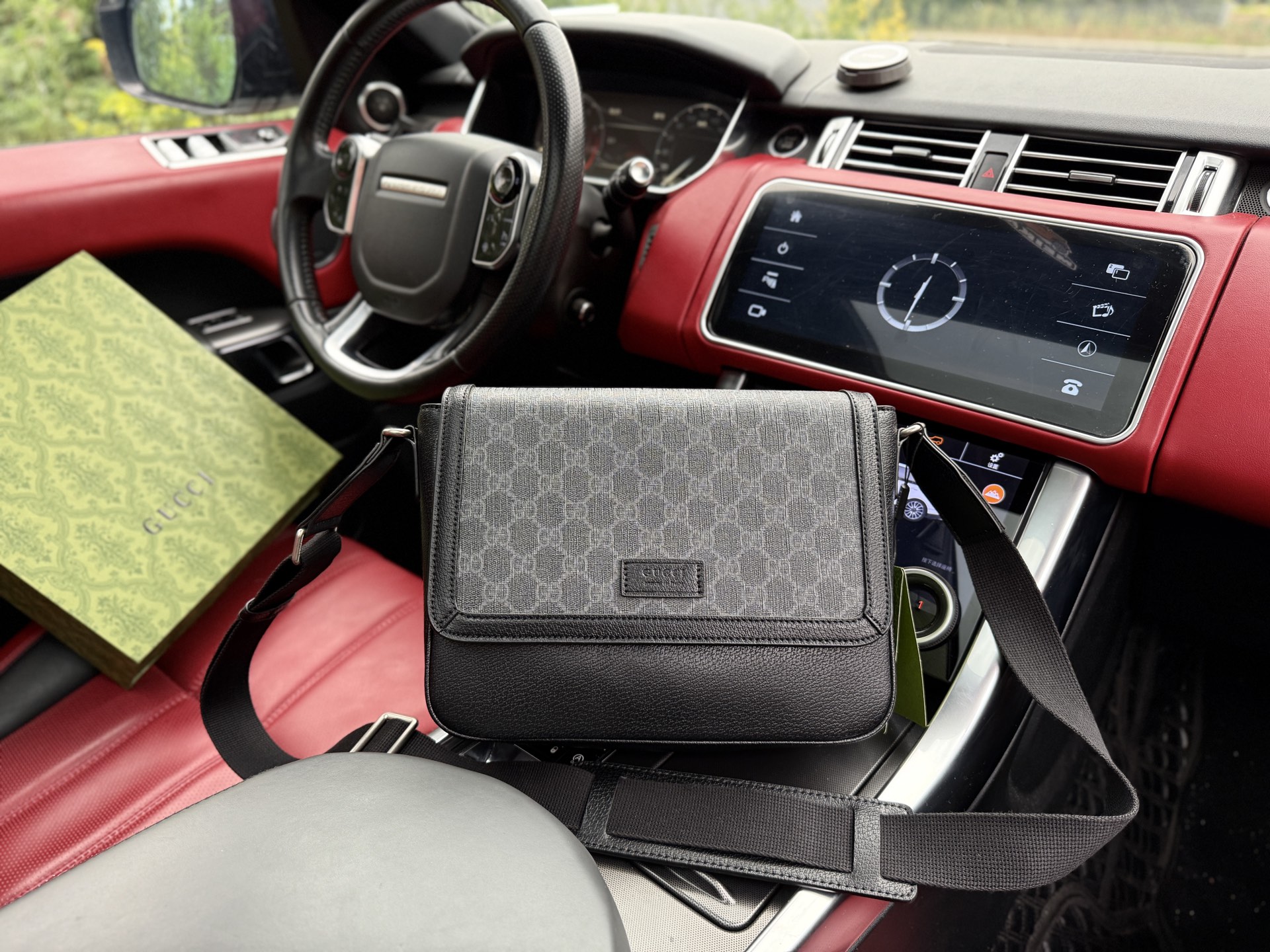 💰260 📷高端货‼️ 新款 “ GUCCI ”古奇单肩包💼 GUCCI古驰邮差包 GUCCI古驰 Ophidia 双G徽标可调节肩带磁力翻盖扣 帆布拼皮革 邮差包单肩斜挎包 中号 男款 黑色 #百搭经典推荐#高清五金logo标志、内里隔层!专用内里。顺滑拉链、做工精致每个细节到位!男人必备款。规格:28x22x8cm 配折叠礼盒🎁