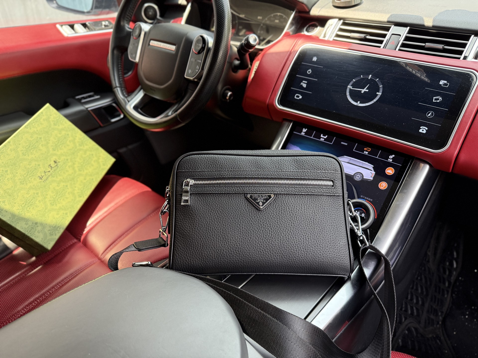 💰260 📷高端货‼️ 新款 “ PRADA ”普拉达单肩包💼 prada普拉达牛皮斜挎包 可调节肩带磁吸扣开合 粒面软皮 头层牛皮 单肩斜挎包 男款 黑色 超高清五金logo标志、顺滑拉链、油边超平滑、做工精致每个细节到位!男人必备款。规格:29x20x5cm 配礼盒🎁