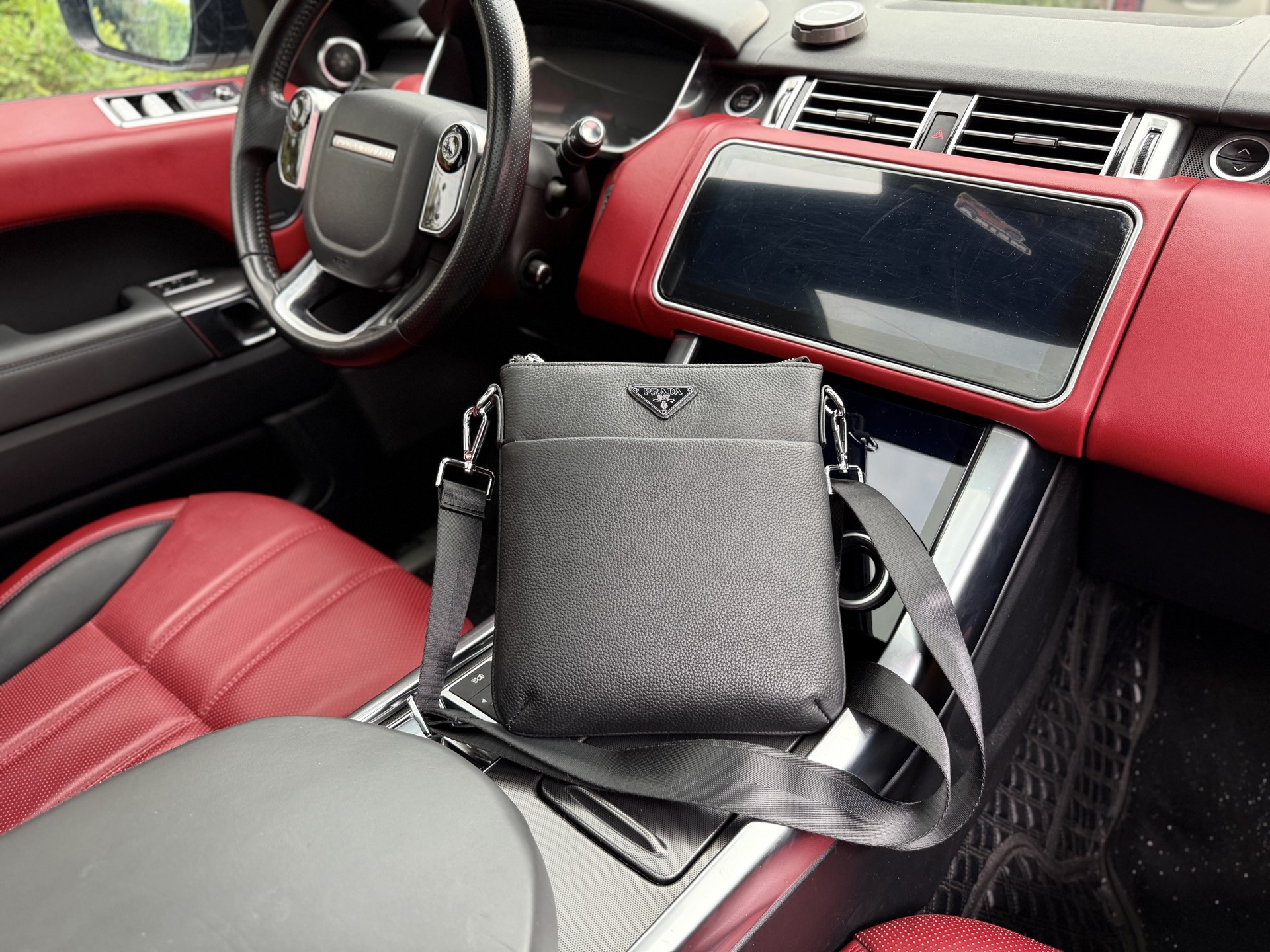 💰240 📷高端货‼️ 新款 “ PRADA ”普拉达单肩包💼 prada普拉达牛皮邮差包 Jumbo 可调节织带肩带拉链开合 皮革 单肩斜挎包 超迷你 男款 黑色 高清五金logo标志、内里隔层!专用内里。顺滑拉链、做工精致每个细节到位!男人必备款。规格:22x25cm