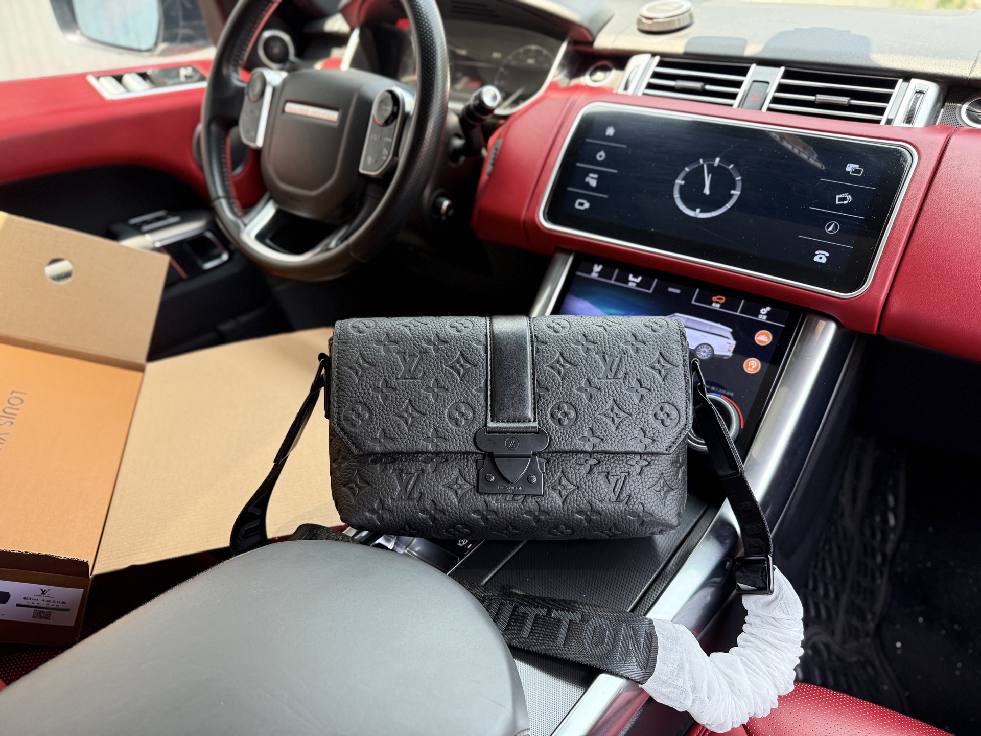 芯片版 📷高端货 ️ “Louis Vuutton”lv单肩包💼 路易威登邮差包 M23741 LOUIS VUITTON S Cape 可调节肩带老花满印 牛皮 单肩斜挎包 常规 男款 黑色 高清五金logo标志、内里隔层!专用内里.顺滑拉链、做工精致每个细节到位!男人必备款.规格:28x16x10cm 配:飞机盒✈️➕折叠礼盒🎁🛃➕芯片