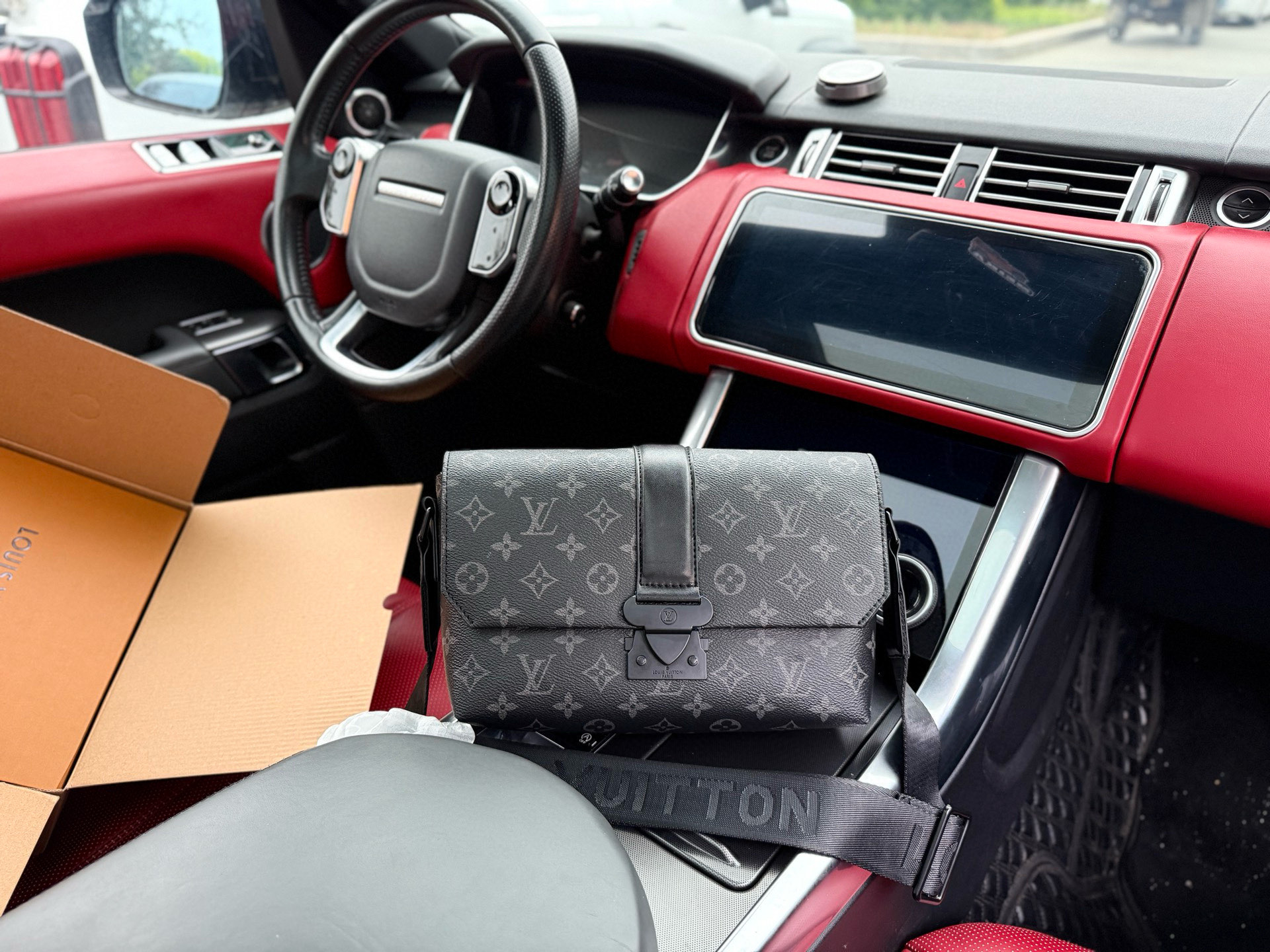 💰280 芯片版 📷高端货‼️ “Louis Vuutton”lv单肩包💼 路易威登邮差包 M46794 LOUIS VUITTON S-CAPE 可调节肩带搭扣开合 帆布拼皮革 斜挎单肩包 男款 黑色 高清五金logo标志、内里隔层!专用内里。顺滑拉链、做工精致每个细节到位!男人必备款。规格:28x16x10cm 配:飞机盒✈️➕折叠礼盒🎁🛃➕芯片