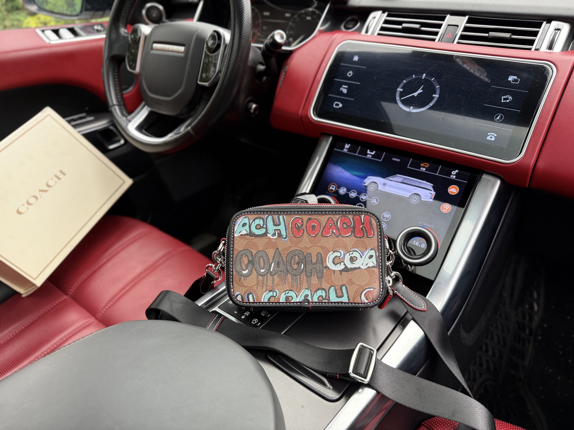 💰260 📷高端货‼️ 新款 “ COACH ”蔻驰单肩包💼 coach蔻驰相机包 COACH蔻驰斜挎包x Mint x Serf 联名款 20 字母涂鸦印花经典老花五金扣 帆布配皮 单肩斜挎包 小号 男款 卡其色拼黑色 高清五金logo标志、专用里内里。顺滑拉链、边超平滑、做工精致每个细节到位！男人必备款。规格：19x12x6cm。配折叠礼盒🎁