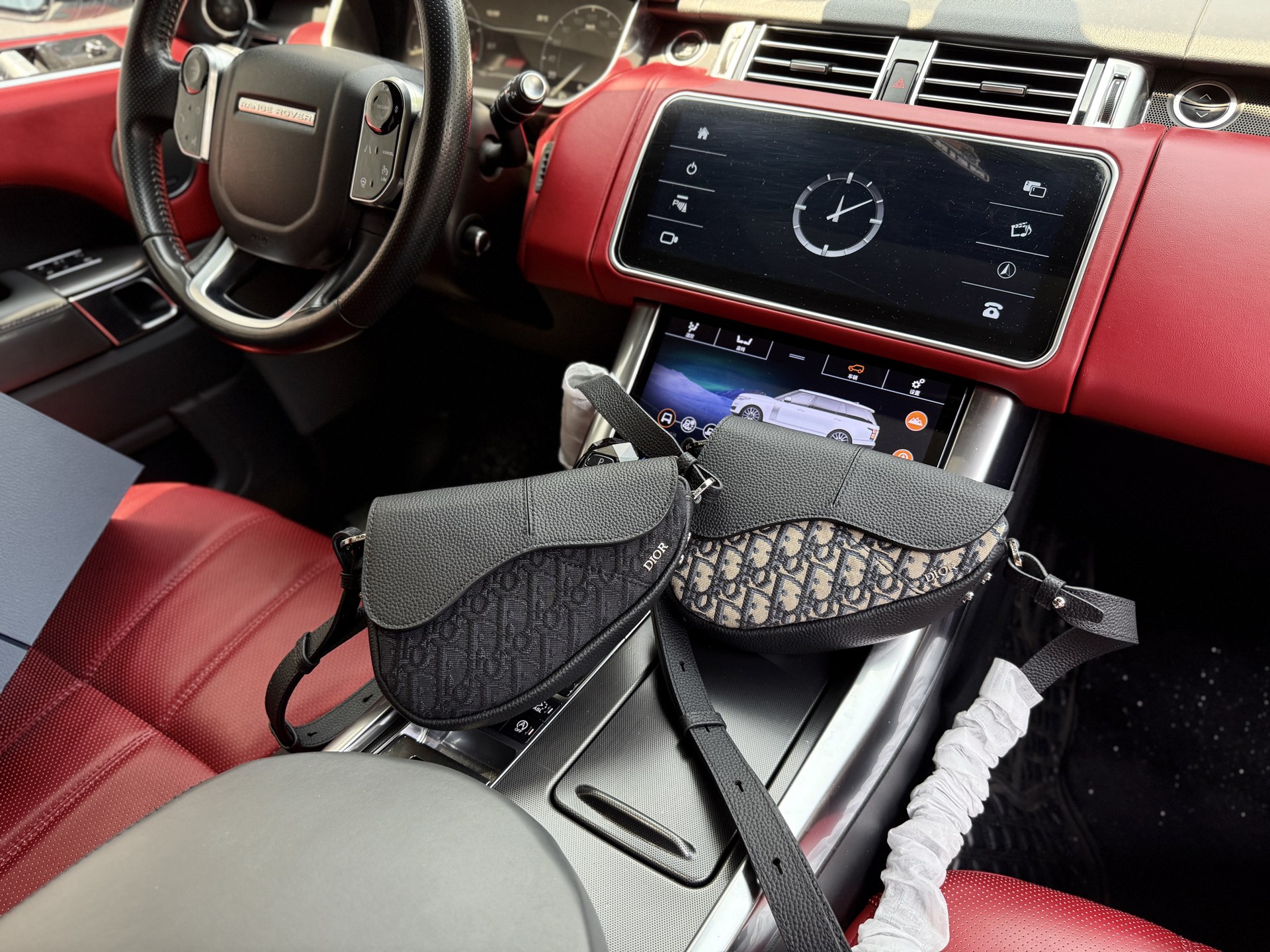 💰280 📷高端货‼️ 新款 “ DIOR ”迪奥单肩包 💼 dior迪奥手提斜挎包邮差包 DIOR迪奥 可调节肩带磁扣翻盖开合 棉 马鞍包单肩包 迷你 男女通用款 米色拼黑色 进口原厂帆布面料🐂高清五金logo标志、专用里内里。超顺滑拉链、油边超平滑、做工精致每个细节到位！潮男必备款。规格：20x15x5cm 配专属折叠礼品盒🎁