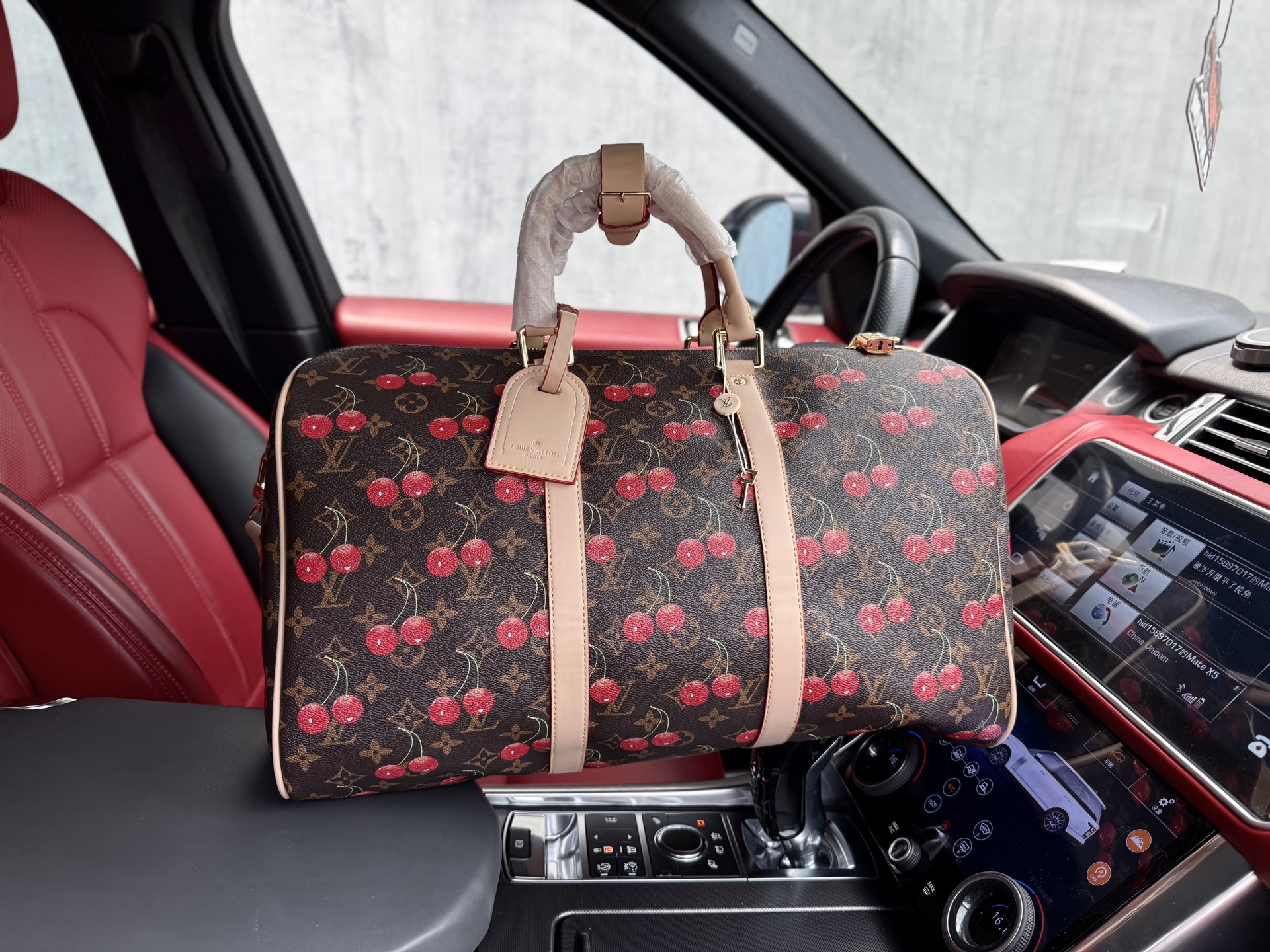 📷高端货 ️ 新款 “Louis Vuitton”lv旅行袋💼 路易威登旅行袋 M13764 LOUIS VUITTON x Takashi Murakami 村上隆 联名款 keepall BANDOULIERE 45 樱桃系列 五金配件 Monogram 涂层帆布 旅行包 女款 棕色 宽敞的容量和可调节肩带适用于工作、休闲或出行 高清五金logo标志、内里隔层!专用内里.顺滑拉链、做工精致每个细节到位!男人必备款.尺寸:45x27x20cm