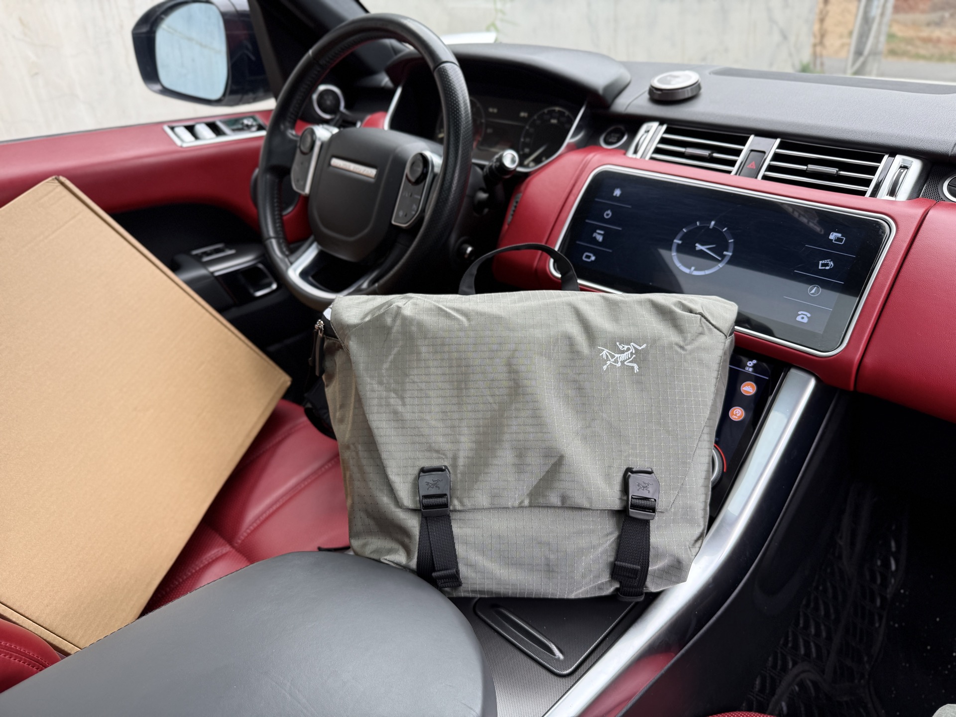 💰300  📷高端货‼️ 新款 “ Arcteryx ”始祖鸟单肩包💼始祖鸟斜挎包 经典老花满印可调节可拆卸肩带 涂层帆布拼牛皮革饰边 猴子包手提单肩斜挎旅行包 男女款 绿色 单肩斜挎手提旅行包 宽敞的容量和可调节肩带适用于工作、休闲或出行 高清五金logo标志、内里隔层！专用内里。顺滑拉链、做工精致每个细节到位！男人必备款 规格：41x26cm