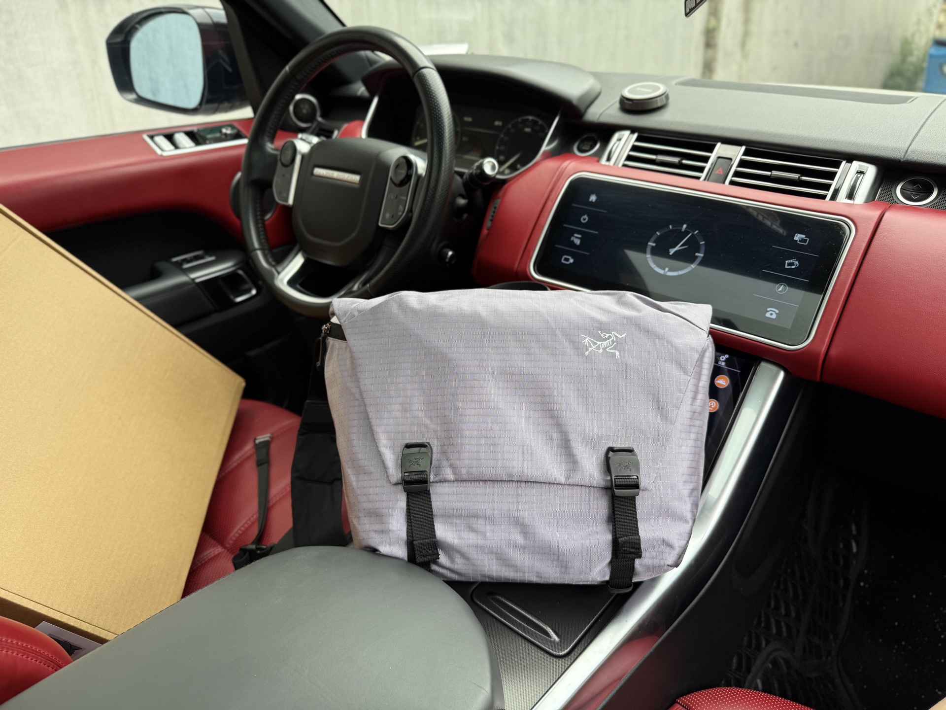 💰300 📷高端货‼️ 新款 “ Arcteryx ”始祖鸟单肩包💼始祖鸟斜挎包 经典老花满印可调节可拆卸肩带 涂层帆布拼牛皮革饰边 猴子包手提单肩斜挎旅行包 男女款 奶灰色 单肩斜挎手提旅行包 宽敞的容量和可调节肩带适用于工作、休闲或出行 高清五金logo标志、内里隔层！专用内里。顺滑拉链、做工精致每个细节到位！男人必备款 规格：41x26cm