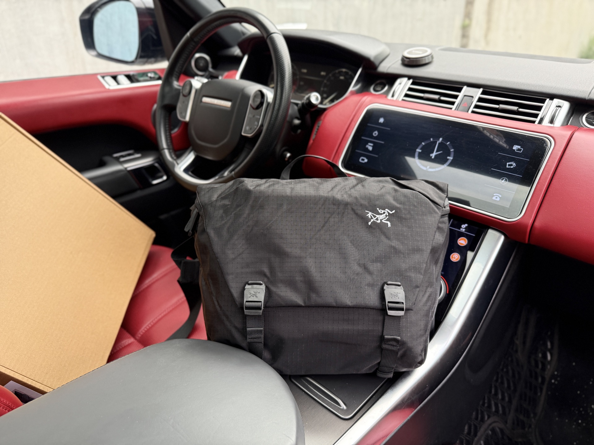 💰300 📷高端货‼️ 新款 “ Arcteryx ”始祖鸟单肩包💼始祖鸟斜挎包 经典老花满印可调节可拆卸肩带 涂层帆布拼牛皮革饰边 猴子包手提单肩斜挎旅行包 男女款 黑色 单肩斜挎手提旅行包 宽敞的容量和可调节肩带适用于工作、休闲或出行 高清五金logo标志、内里隔层！专用内里。顺滑拉链、做工精致每个细节到位！男人必备款 规格：41x26cm