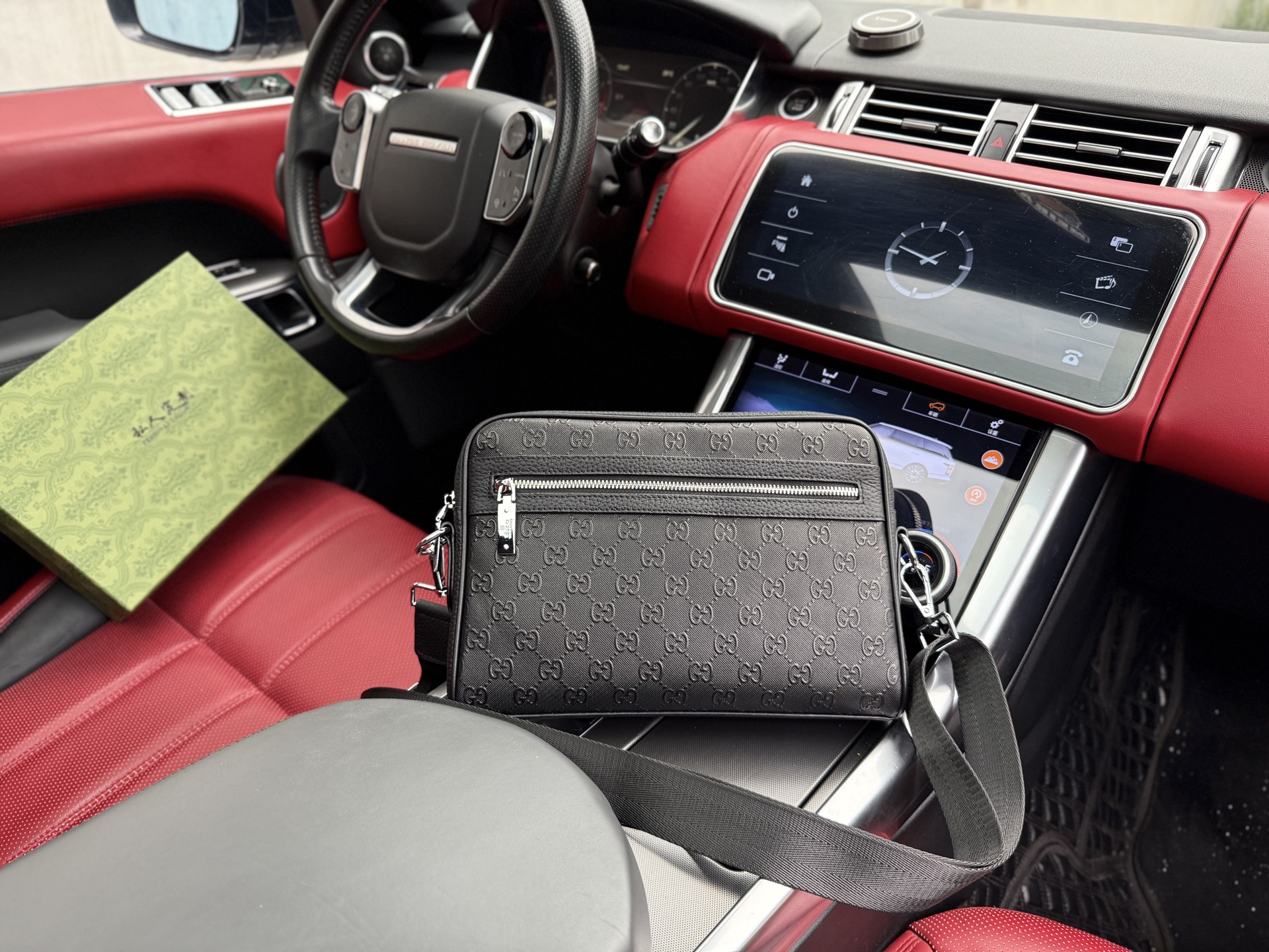 💰260 📷高端货‼️ 新款 “ GUCCI ”古奇单肩包💼 gucci古驰牛皮斜挎包 可调节肩带磁吸扣开合 粒面软皮 头层牛皮 单肩斜挎包 男款 黑色 超高清五金logo标志、顺滑拉链、油边超平滑、做工精致每个细节到位!男人必备款。规格:29x20x5cm 配礼盒🎁