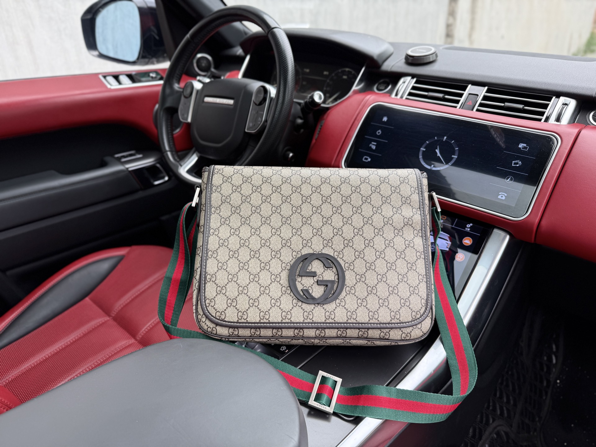 💰260 📷高端货‼️ 新款 “ GUCCI ”古奇单肩包💼 GUCCI古驰邮差包 GUCCI古驰 Ophidia 双G徽标可调节肩带磁力翻盖扣 帆布拼皮革 邮差包单肩斜挎包 中号 男款 乌木色 #百搭经典推荐#高清五金logo标志、内里隔层!专用内里。顺滑拉链、做工精致每个细节到位!男人必备款。规格:33x25x8cm