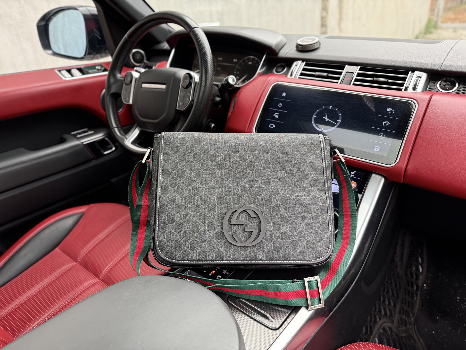 💰260 📷高端货‼️ 新款 “ GUCCI ”古奇单肩包💼 GUCCI古驰邮差包 GUCCI古驰 Ophidia 双G徽标可调节肩带磁力翻盖扣 帆布拼皮革 邮差包单肩斜挎包 中号 男款 黑色 #百搭经典推荐#高清五金logo标志、内里隔层!专用内里。顺滑拉链、做工精致每个细节到位!男人必备款。规格:33x25x8cm