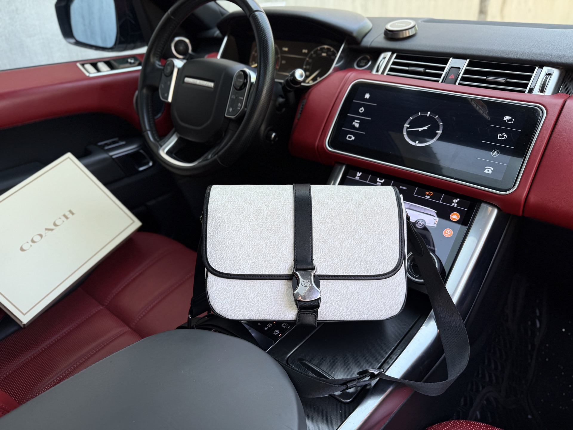 💰280 📷高端货‼️ 新款 “ COACH ”蔻驰单肩包💼蔻驰斜挎包邮差包 COACH蔻驰 League 29 品牌经典印花设计可调节肩带 人造革拼牛皮革 斜挎单肩包 大号 男款 白色拼黑色 宽敞的容量和可调节肩带适用于工作、休闲或出行 高清五金 专用内里 顺滑拉链 做工精细致每个细节 旅行必备款!尺寸:29x20x7cm 配礼盒🎁