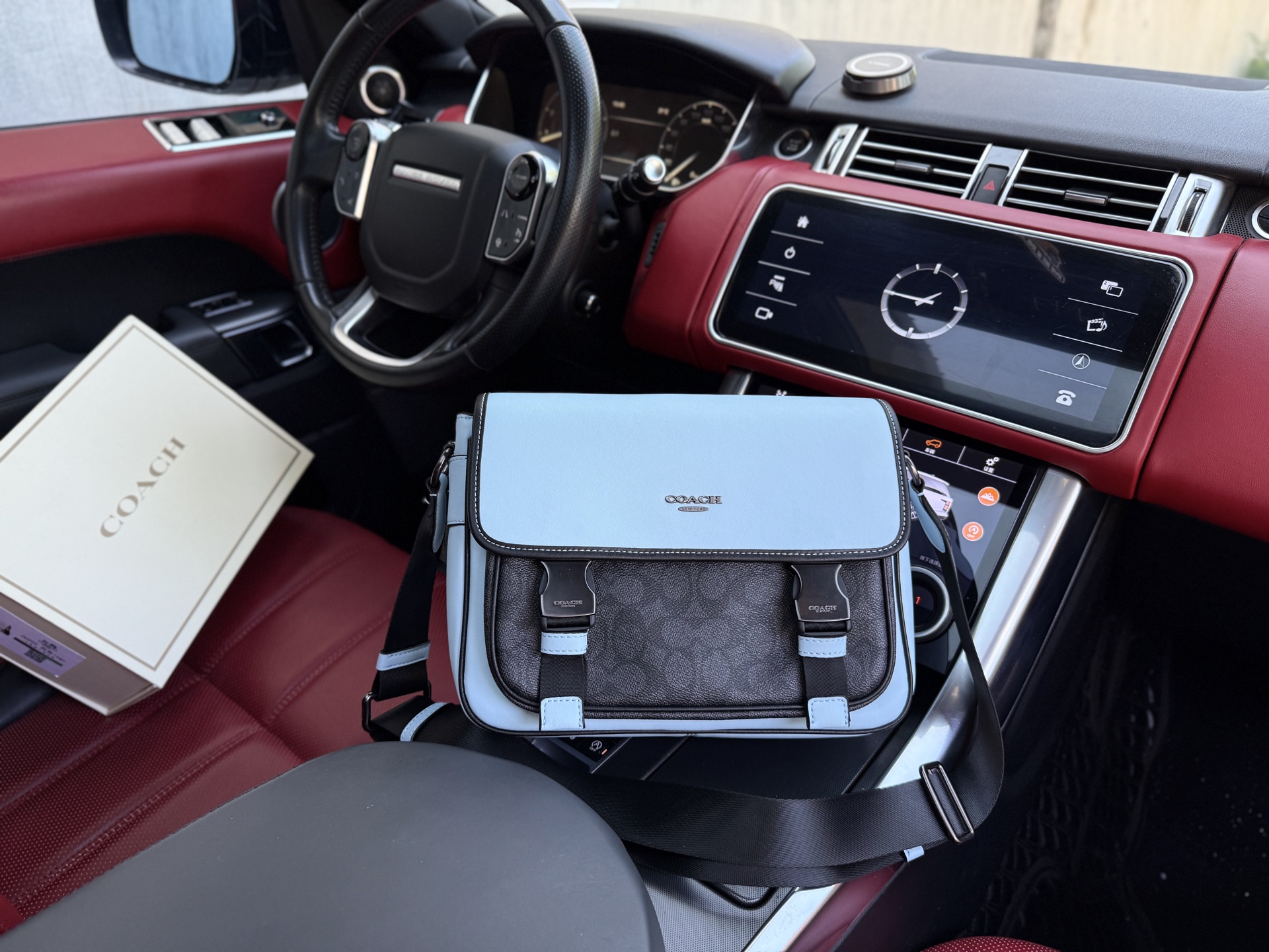 💰280 📷高端货‼️ 新款 “ COACH ”蔻驰单肩包💼蔻驰斜挎包邮差包 COACH蔻驰 RACER 28 拼色经典标志老花 牛皮革 单肩包 中号 男款 浅蓝色 宽敞的容量和可调节肩带适用于工作、休闲或出行 高清五金 专用内里 顺滑拉链 做工精细致每个细节 旅行必备款!尺寸:28x22.5x8cm 配礼盒🎁