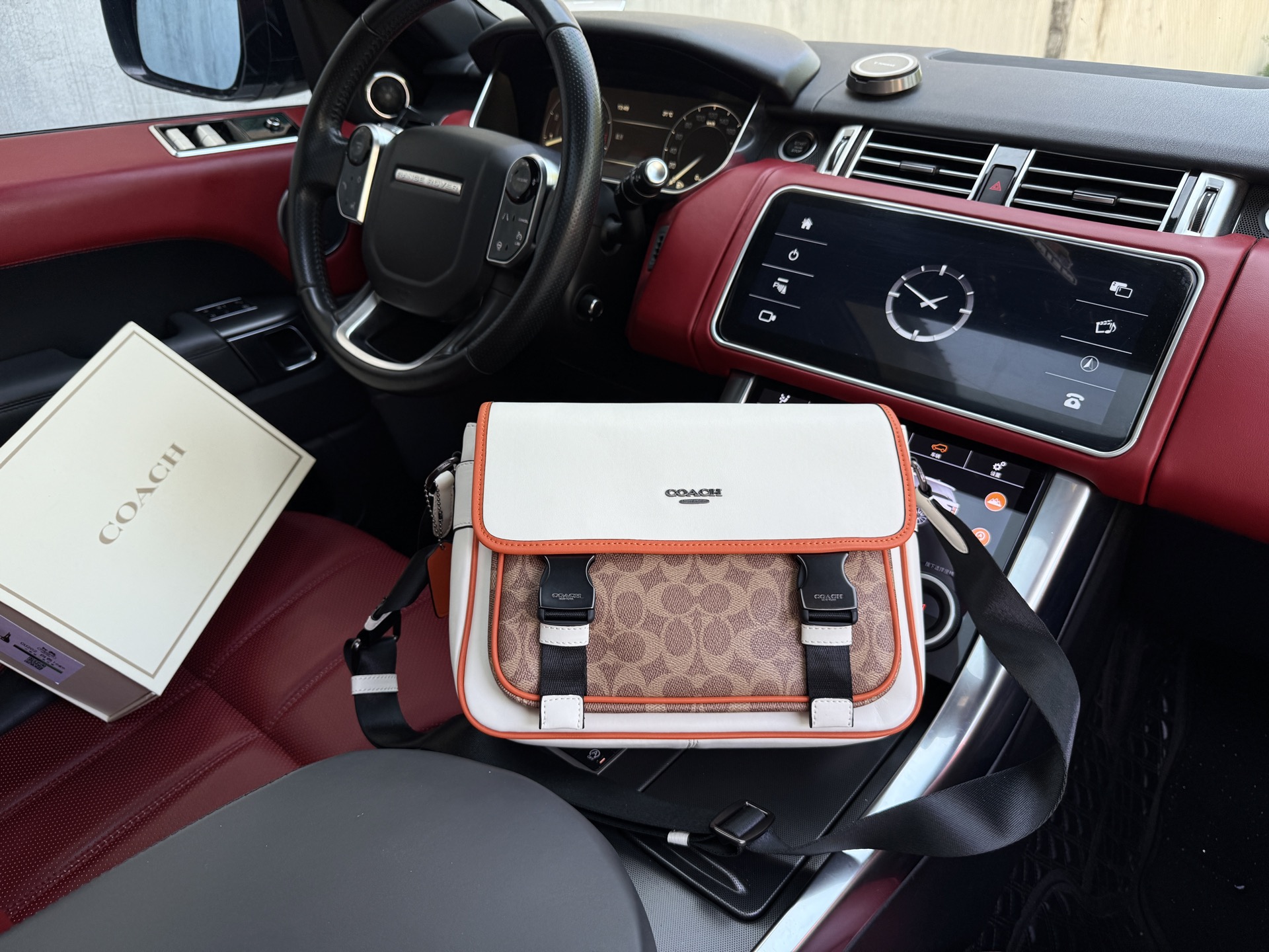 💰280 📷高端货‼️ 新款 “ COACH ”蔻驰单肩包💼蔻驰斜挎包邮差包 COACH蔻驰 RACER 28 拼色经典标志老花 光滑小牛皮 单肩包 中号 男款 象牙白色 宽敞的容量和可调节肩带适用于工作、休闲或出行 高清五金 专用内里 顺滑拉链 做工精细致每个细节 旅行必备款!尺寸:28x22.5x8cm 配礼盒🎁