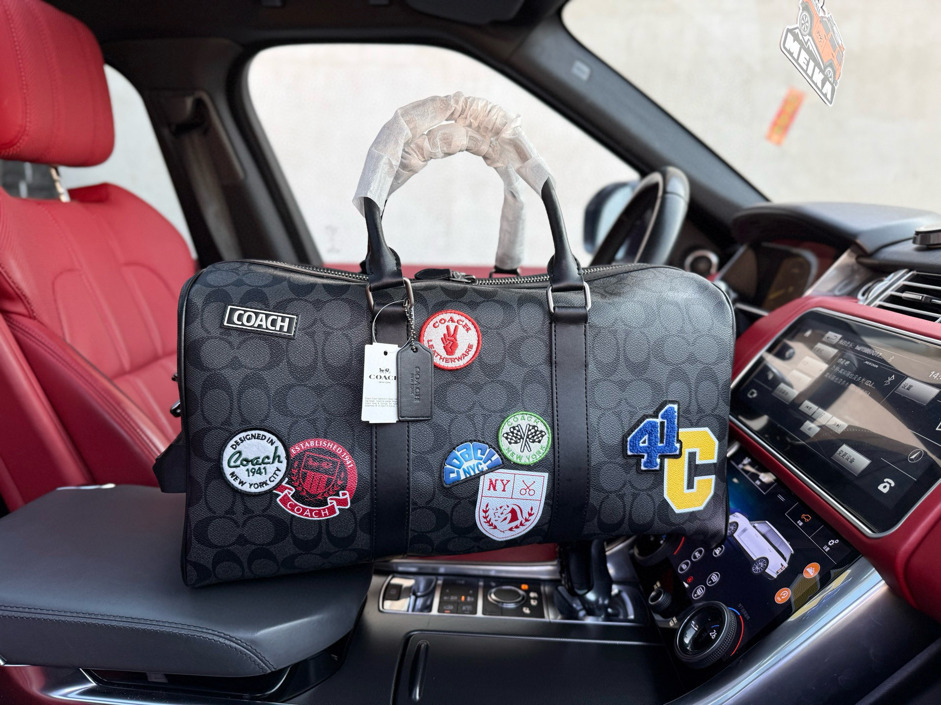 💰300 📷高端货‼️ 新款 “ COACH ”蔻驰旅行袋💼 COACH蔻驰手提旅行包 Venturer 45 经典老花满印拉链开合滑雪贴饰 帆布配皮拼小牛皮 手提单肩斜挎包 大号 男款 黑色  配长肩带 此款新版旅行袋配有多个提握舒适的皮革手柄、一条适用于闲适斜挎的长肩带 专用内里 顺滑拉链 旅游必备款！ 尺寸：45/26/21.6cm