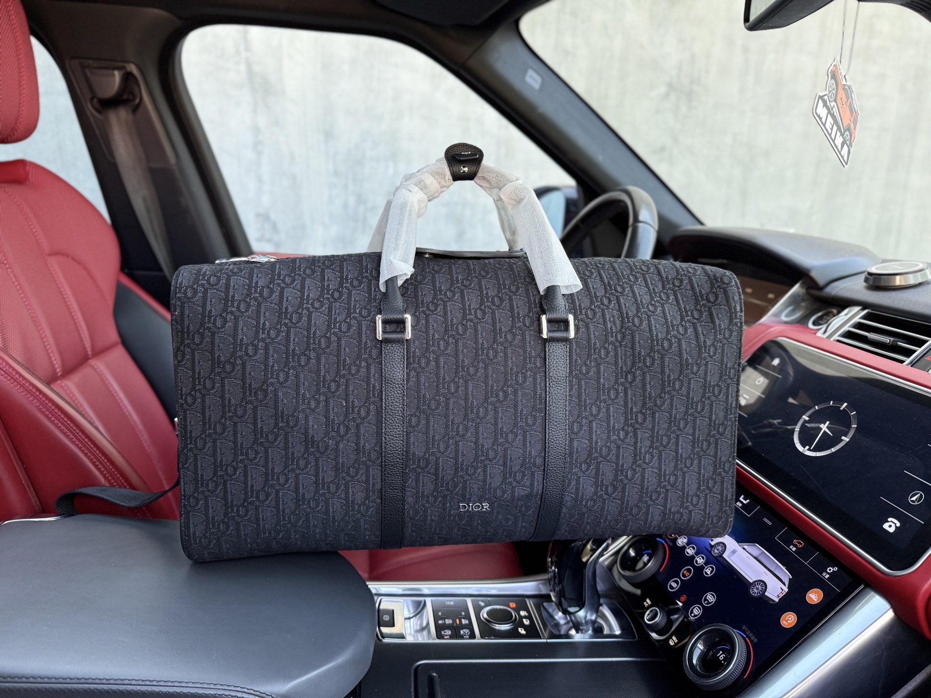 💰350 配皮 📷高端货‼️ 新款 “ DIOR ”迪奥旅行袋💼 dior迪奥手提斜挎旅行包 DIOR迪奥 Lingot 可拆卸可调节肩带拉链开合 粒面牛皮革 单肩斜挎手提包 男款 黑色 进口原厂帆布面料🐂高清五金logo标志、专用里内里。超顺滑拉链、油边超平滑、做工精致每个细节到位！潮男必备款。规格：50x25x21.5cm