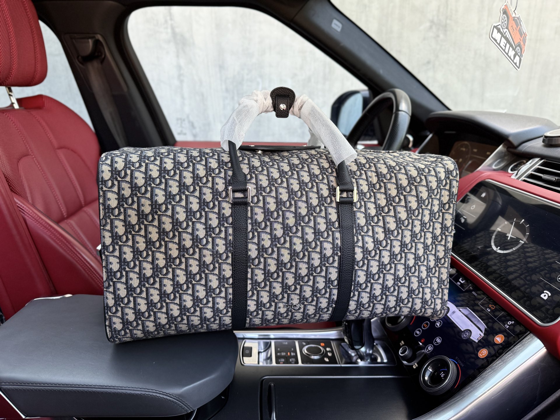 💰350 配皮 📷高端货‼️ 新款 “ DIOR ”迪奥旅行袋💼 dior迪奥手提斜挎旅行包 DIOR迪奥 Lingot 50 手袋 Oblique 印花 刺绣老花满印肩带可拆卸 旅行袋单肩斜挎手提包 常规 男款 黑色/米色 进口原厂帆布面料🐂高清五金logo标志、专用里内里。超顺滑拉链、油边超平滑、做工精致每个细节到位！潮男必备款。规格：50x25x21.5cm