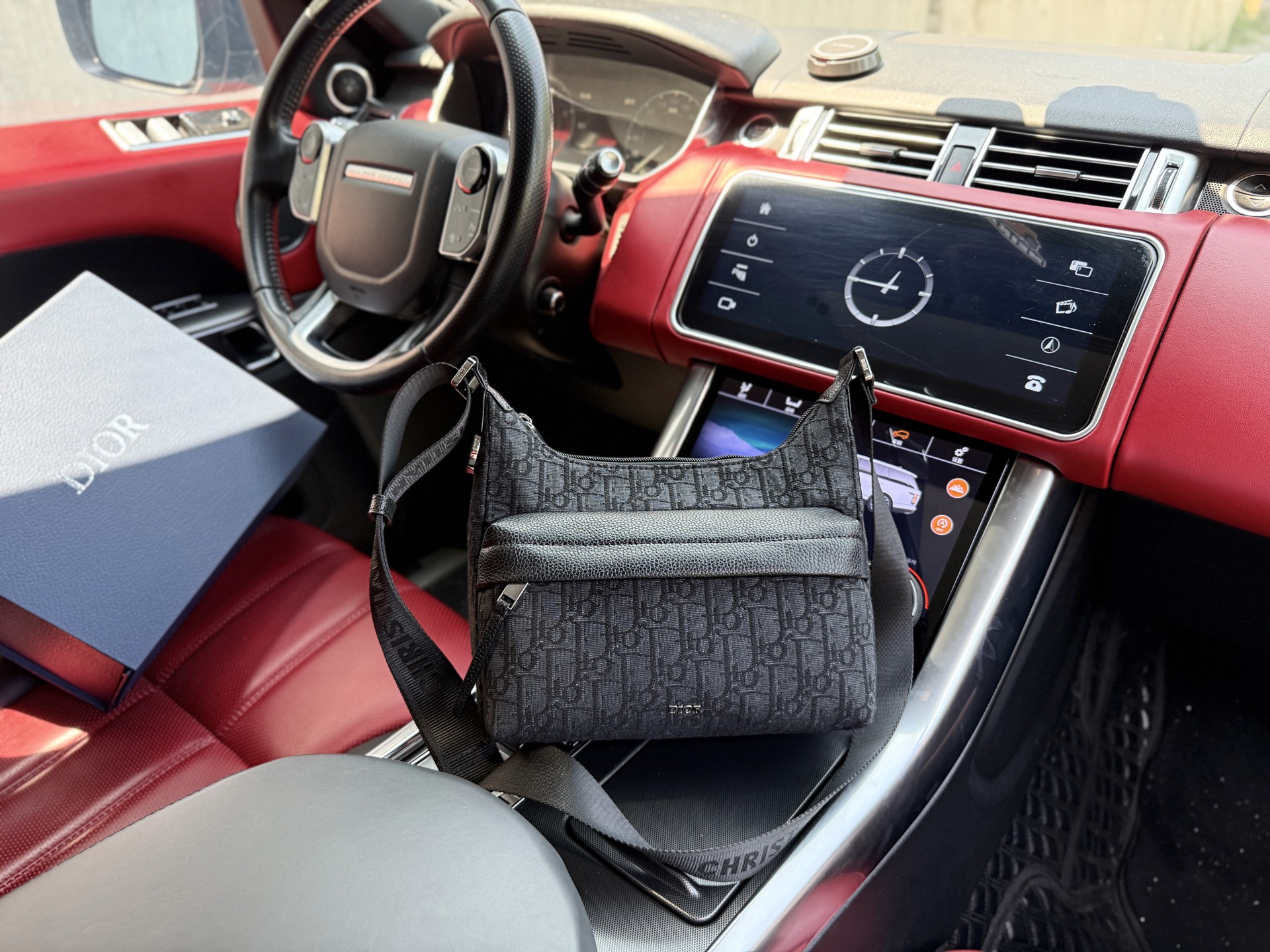 💰280 📷高端货‼️ 新款 “ DIOR ”迪奥单肩包 💼 dior迪奥手提斜挎包邮差包 DIOR迪奥 Rider Soft 水饺包印花 棉 单肩包 小号 男款 黑色 进口原厂帆布面料🐂高清五金logo标志、专用里内里。超顺滑拉链、油边超平滑、做工精致每个细节到位！rj潮男必备款。规格：23x24x9cm 配折叠礼品盒🎁