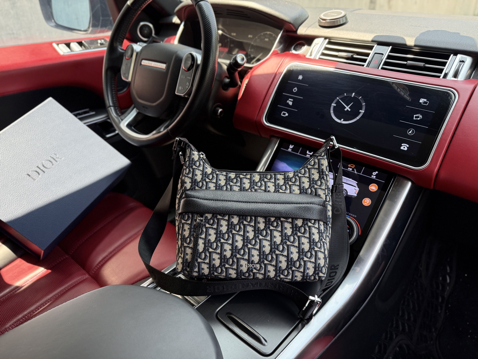 💰280 📷高端货‼️ 新款 “ DIOR ”迪奥单肩包 💼 dior迪奥手提斜挎包邮差包 DIOR迪奥 Rider Soft 水饺包印花 棉 饺子包单肩包 小号 男款 米色拼黑色 进口原厂帆布面料🐂高清五金logo标志、专用里内里。超顺滑拉链、油边超平滑、做工精致每个细节到位！rj潮男必备款。规格：23x24x9cm 配折叠礼品盒🎁