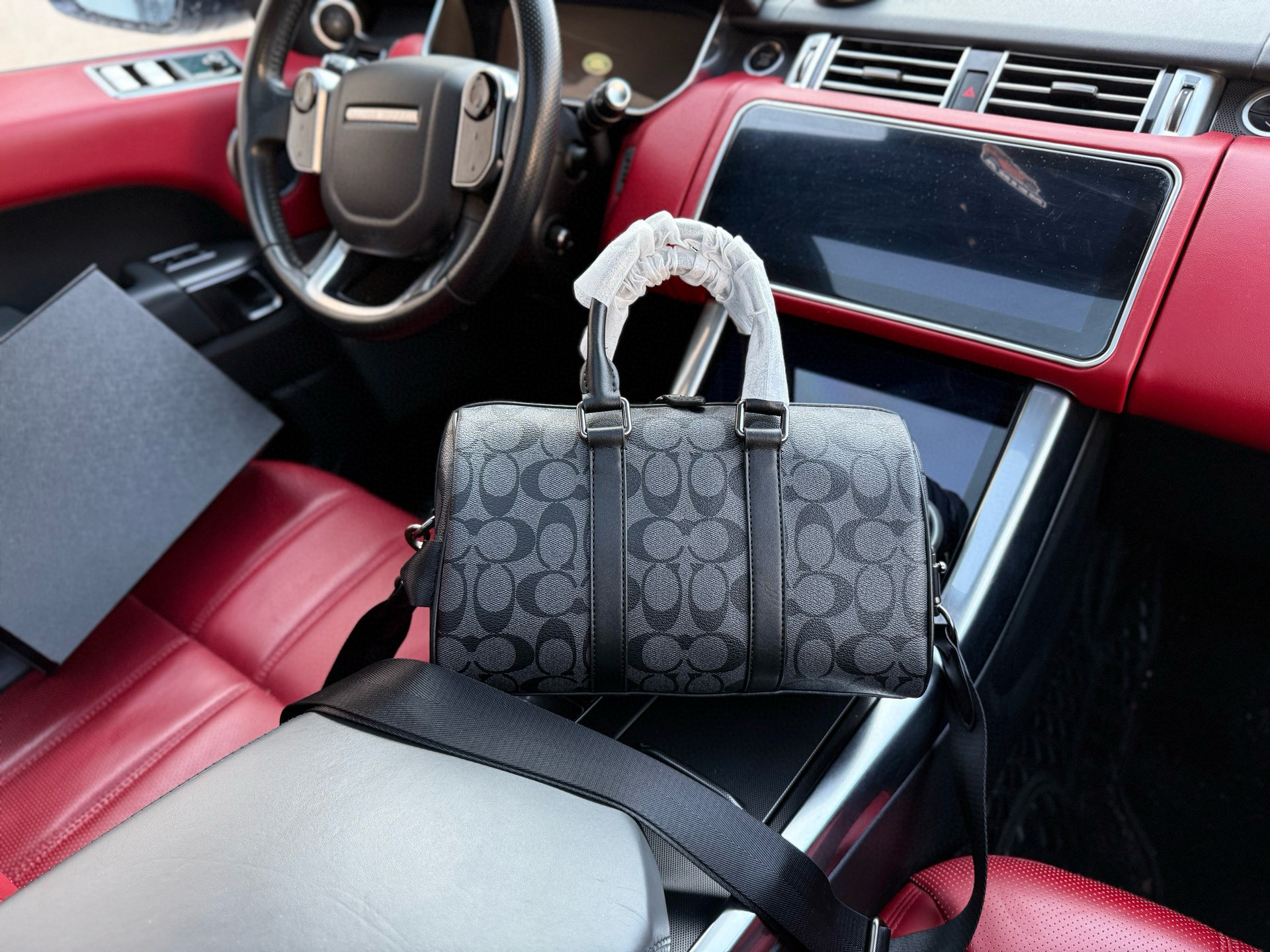 💰260 📷高端货‼️ 新款 “ COACH ”蔻驰单肩包💼蔻驰斜挎包 Venturer Duffle 27 经典老花拉链开合 标志性涂层帆布拼光滑小牛皮 旅行包 大号 男款 黑色 宽敞的容量和可调节肩带适用于工作、休闲或出行 高清五金 专用内里 顺滑拉链 做工精细致每个细节 旅行必备款！尺寸：27x16.5x13.5cm 配折叠礼盒🎁