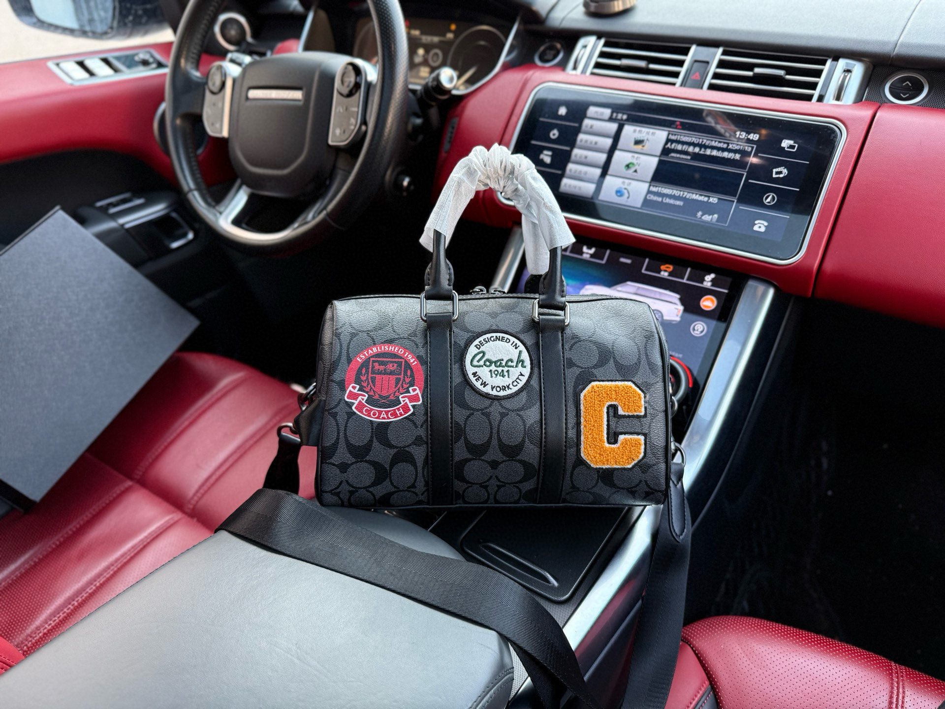 💰280 📷高端货‼️ 新款 “ COACH ”蔻驰单肩包💼蔻驰斜挎包 Venturer 27 品牌徽标印花拉链开合 人造革 波士顿包单肩斜挎手提包 大号 男款 灰黑色 宽敞的容量和可调节肩带适用于工作、休闲或出行 高清五金 专用内里 顺滑拉链 做工精细致每个细节 旅行必备款!尺寸:27x16.5x13.5cm 配折叠礼盒🎁