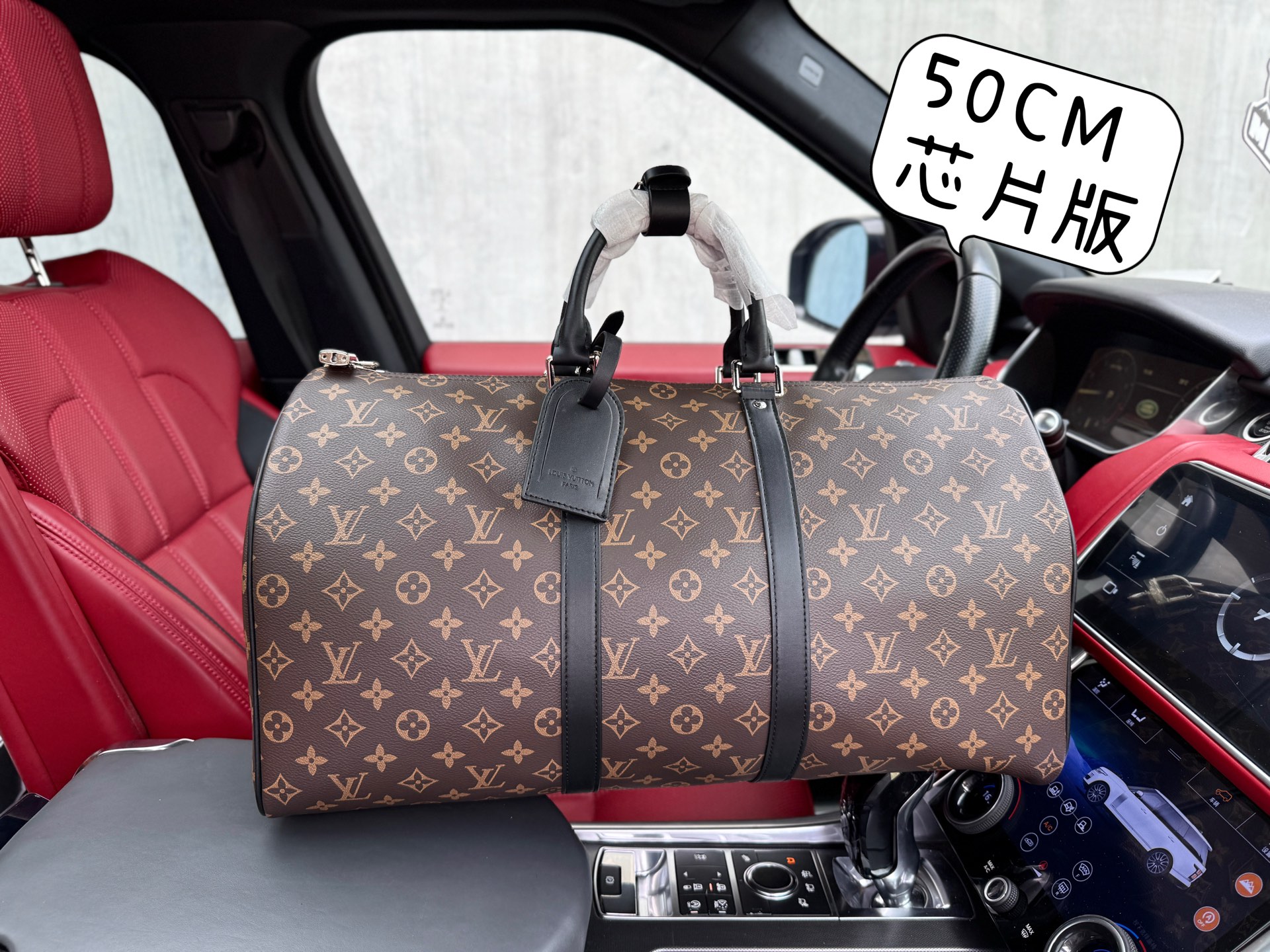 💰320 📷高端货‼️ 新款 “Louis Vuitton”lv旅行袋💼 
路易威登旅行袋 M56711 LOUIS VUITTON keepallBandoulière 经典老花可调节肩带 涂层帆布拼皮 旅行袋登机包单肩斜挎手提包 50 男款 棕色 宽敞的容量和可调节肩带适用于工作、休闲或出行 高清五金logo标志、内里隔层！专用内里。顺滑拉链、做工精致每个细节到位！男人必备款。尺寸：50x29x23cm 带芯片