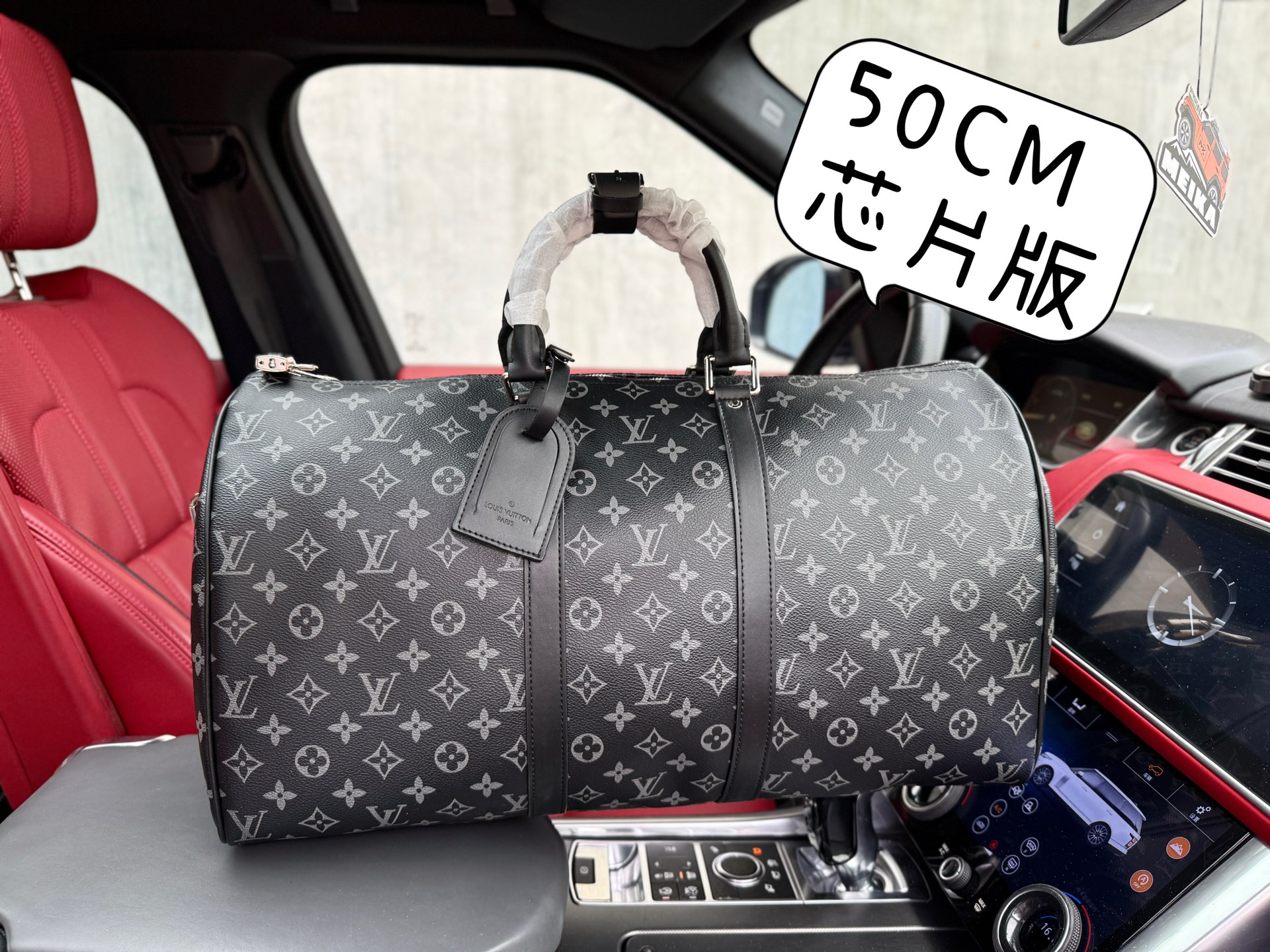 💰320 📷高端货‼️ 新款 “Louis Vuitton”lv旅行袋💼 路易威登旅行袋 M14202 LOUIS VUITTON keepall Bandoulière 50 老花满印可调节拆卸肩带 涂层帆布 单肩斜挎手提旅行包 男款 黑色  宽敞的容量和可调节肩带适用于工作、休闲或出行 高清五金logo标志、内里隔层！专用内里。顺滑拉链、做工精致每个细节到位！男人必备款。尺寸：50x29x23cm 带芯片