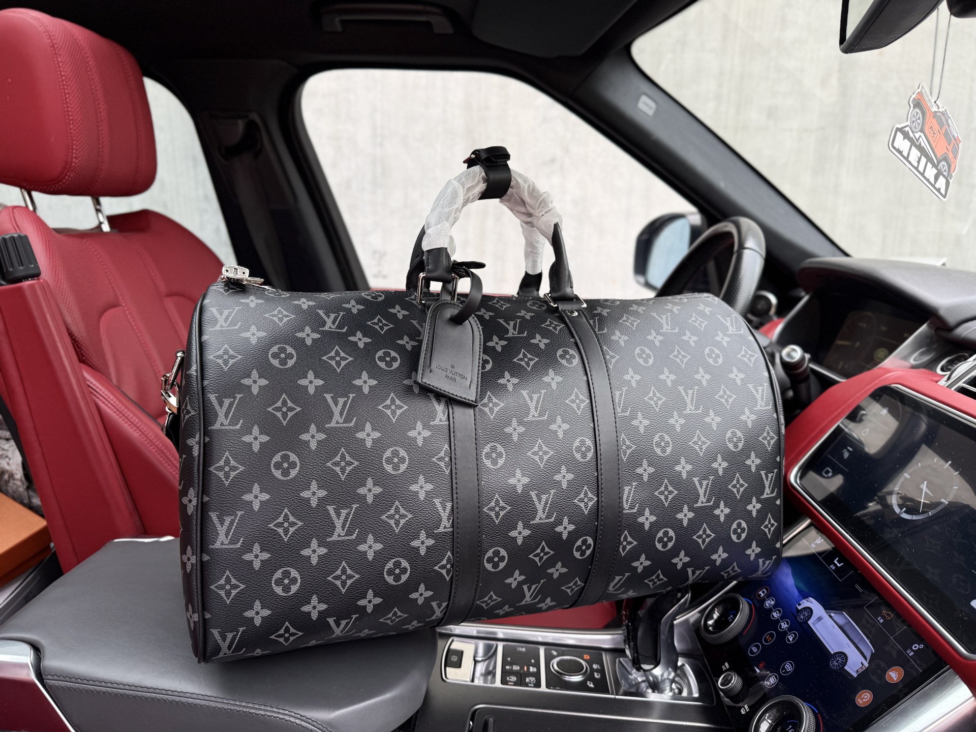 💰320 📷高端货‼️ 新款 “Louis Vuitton”lv旅行袋💼 路易威登旅行袋 M14202 LOUIS VUITTON keepall Bandoulière 50 老花满印可调节拆卸肩带 涂层帆布 单肩斜挎手提旅行包 男款 黑色 宽敞的容量和可调节肩带适用于工作、休闲或出行 高清五金logo标志、内里隔层!专用内里。顺滑拉链、做工精致每个细节到位!男人必备款。尺寸:50x29x23cm 带芯片