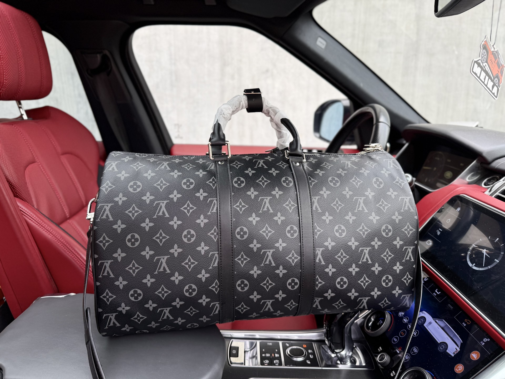 💰320 📷高端货‼️ 新款 “Louis Vuitton”lv旅行袋💼 路易威登旅行袋 M14202 LOUIS VUITTON keepall Bandoulière 50 老花满印可调节拆卸肩带 涂层帆布 单肩斜挎手提旅行包 男款 黑色 宽敞的容量和可调节肩带适用于工作、休闲或出行 高清五金logo标志、内里隔层!专用内里。顺滑拉链、做工精致每个细节到位!男人必备款。尺寸:50x29x23cm 带芯片