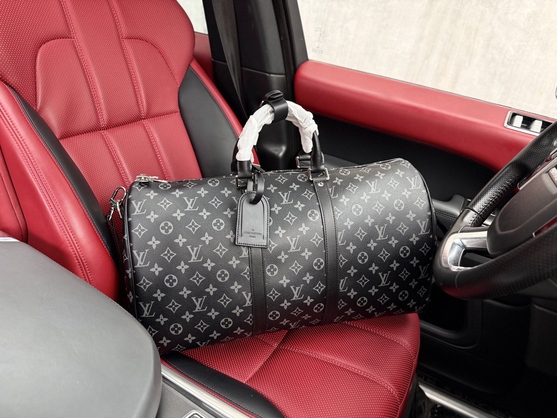 💰320 📷高端货‼️ 新款 “Louis Vuitton”lv旅行袋💼 路易威登旅行袋 M14202 LOUIS VUITTON keepall Bandoulière 50 老花满印可调节拆卸肩带 涂层帆布 单肩斜挎手提旅行包 男款 黑色 宽敞的容量和可调节肩带适用于工作、休闲或出行 高清五金logo标志、内里隔层!专用内里。顺滑拉链、做工精致每个细节到位!男人必备款。尺寸:50x29x23cm 带芯片