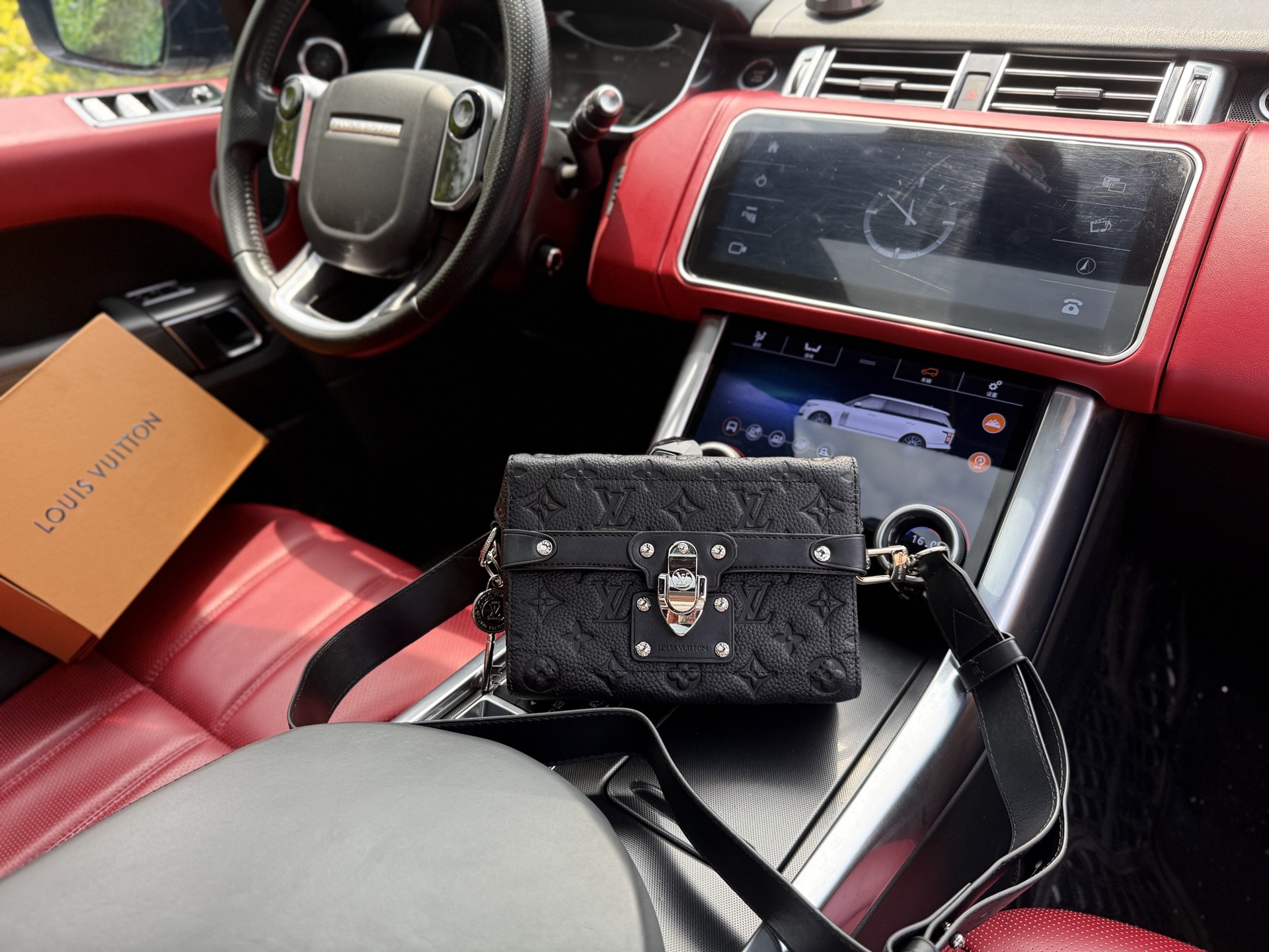 📷高端货 ️ 新款 “ Louis Vuitton ”lv单肩包 💼路易威登邮差包 M13871 LOUIS VUITTON SOUL TRUNK 银色硬件锁扣开合 皮革 单肩斜挎手提包 女款 黑色 进口配牛皮面料🐂Retro 老花Logo 皮革徽标.高清五金logo标志、内里隔层!专用内里.顺滑拉链、做工精致每个细节到位!男人必备款.规格:19x15x7cm 配:飞机盒✈️➕折叠礼盒🎁