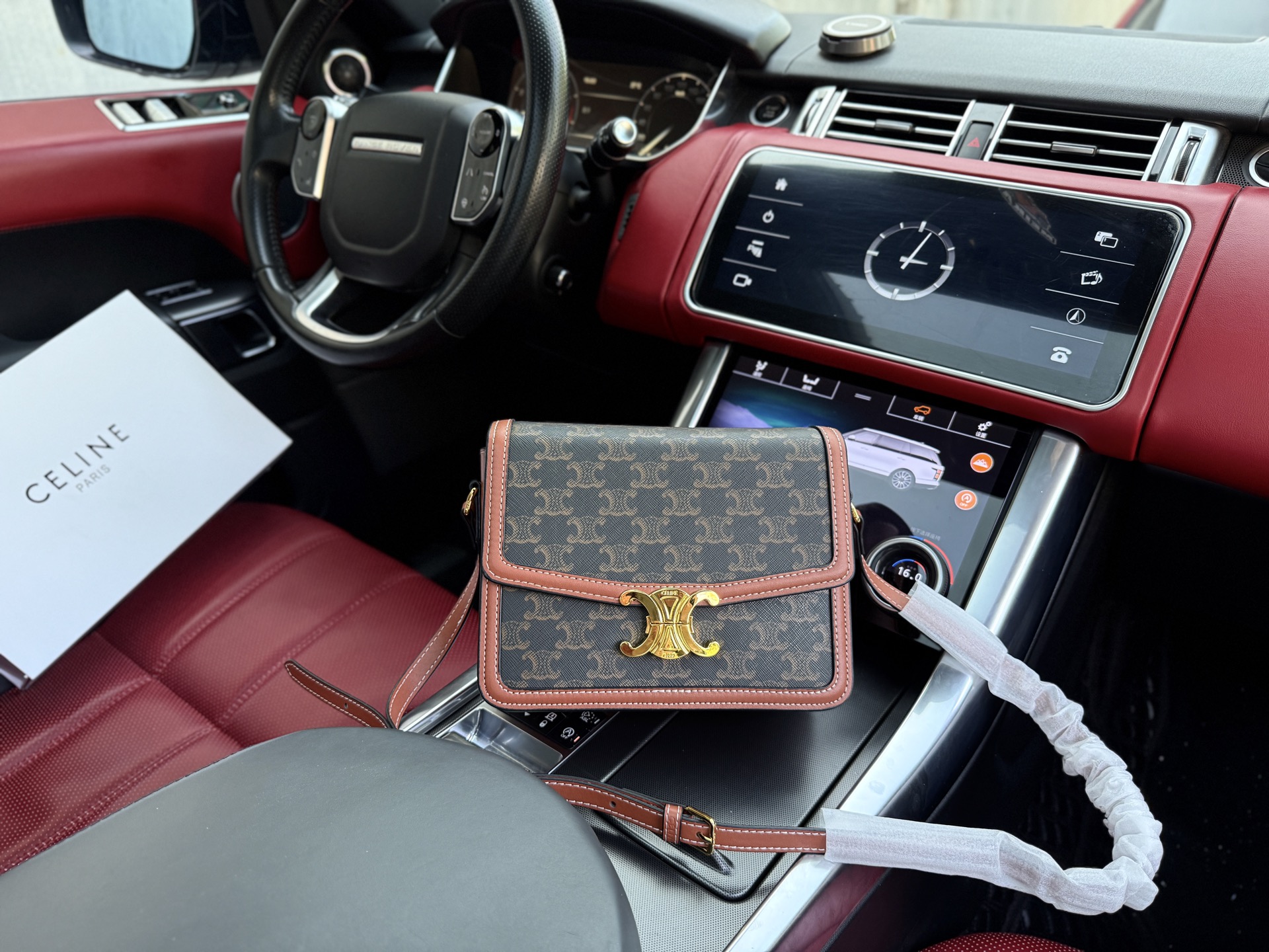 💰260 📷高端货‼️ 新款 “ CELINE ”戈雅单肩包 💼戈雅斜挎包凯旋门邮差包  CELINE赛琳 Triomphe 金色锁扣凯旋门老花印花可调节肩带 牛皮革包边 腋下包单肩斜挎包 中号 男女同款情侣款 黄褐色 进口配牛皮面料🐂Retro 老花Logo 皮革徽标。高清五金logo标志、内里隔层！专用内里。顺滑拉链、做工精致每个细节到位！男人必备款。规格：23x17x8cm 配：折叠礼盒🎁