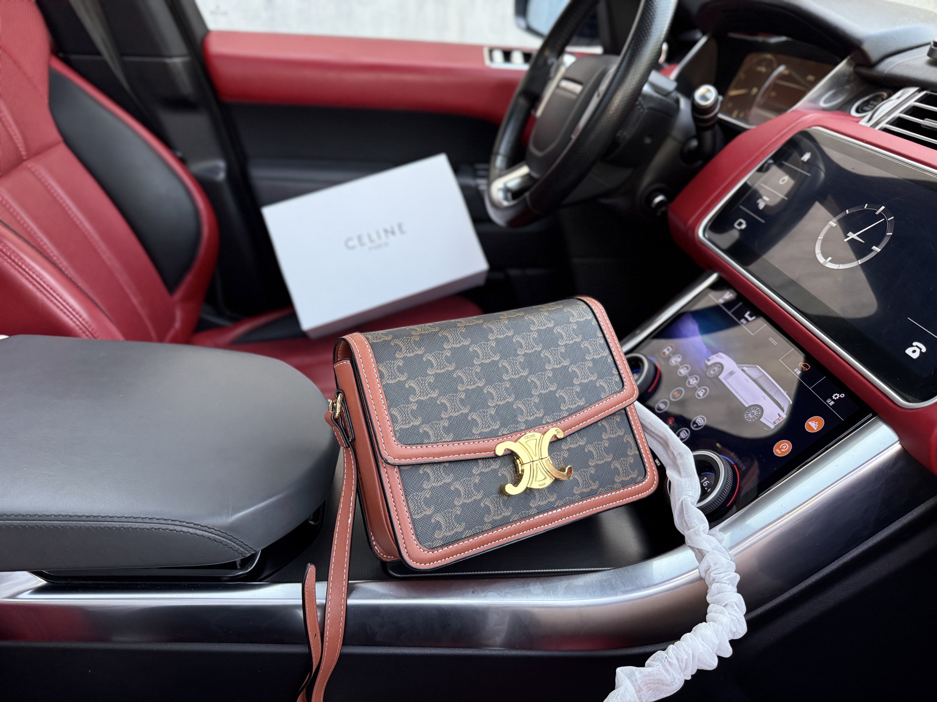 💰260 📷高端货‼️ 新款 “ CELINE ”戈雅单肩包 💼戈雅斜挎包凯旋门邮差包 CELINE赛琳 Triomphe 金色锁扣凯旋门老花印花可调节肩带 牛皮革包边 腋下包单肩斜挎包 中号 男女同款情侣款 黄褐色 进口配牛皮面料🐂Retro 老花Logo 皮革徽标。高清五金logo标志、内里隔层!专用内里。顺滑拉链、做工精致每个细节到位!男人必备款。规格:23x17x8cm 配:折叠礼盒🎁