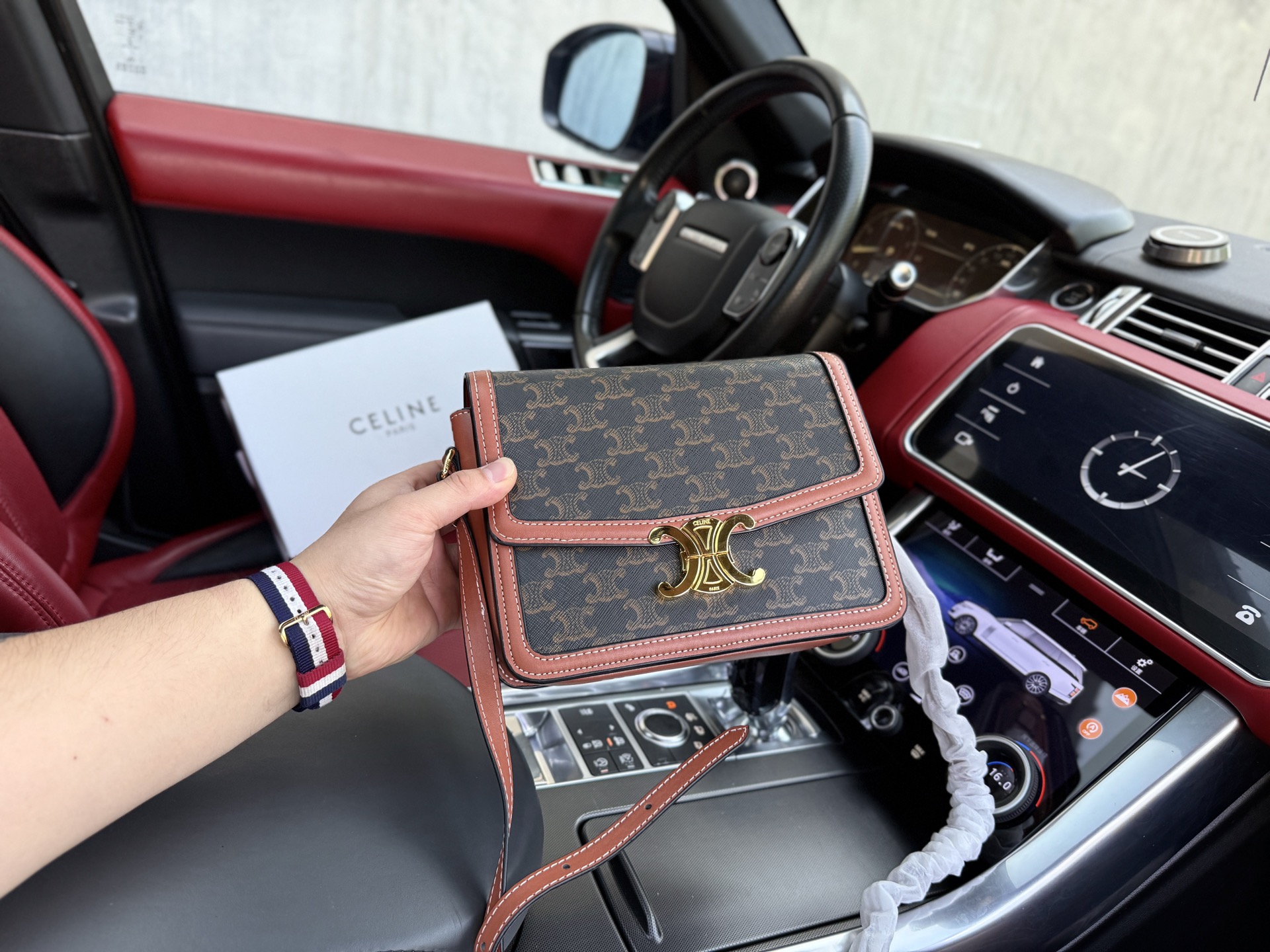 💰260 📷高端货‼️ 新款 “ CELINE ”戈雅单肩包 💼戈雅斜挎包凯旋门邮差包 CELINE赛琳 Triomphe 金色锁扣凯旋门老花印花可调节肩带 牛皮革包边 腋下包单肩斜挎包 中号 男女同款情侣款 黄褐色 进口配牛皮面料🐂Retro 老花Logo 皮革徽标。高清五金logo标志、内里隔层!专用内里。顺滑拉链、做工精致每个细节到位!男人必备款。规格:23x17x8cm 配:折叠礼盒🎁