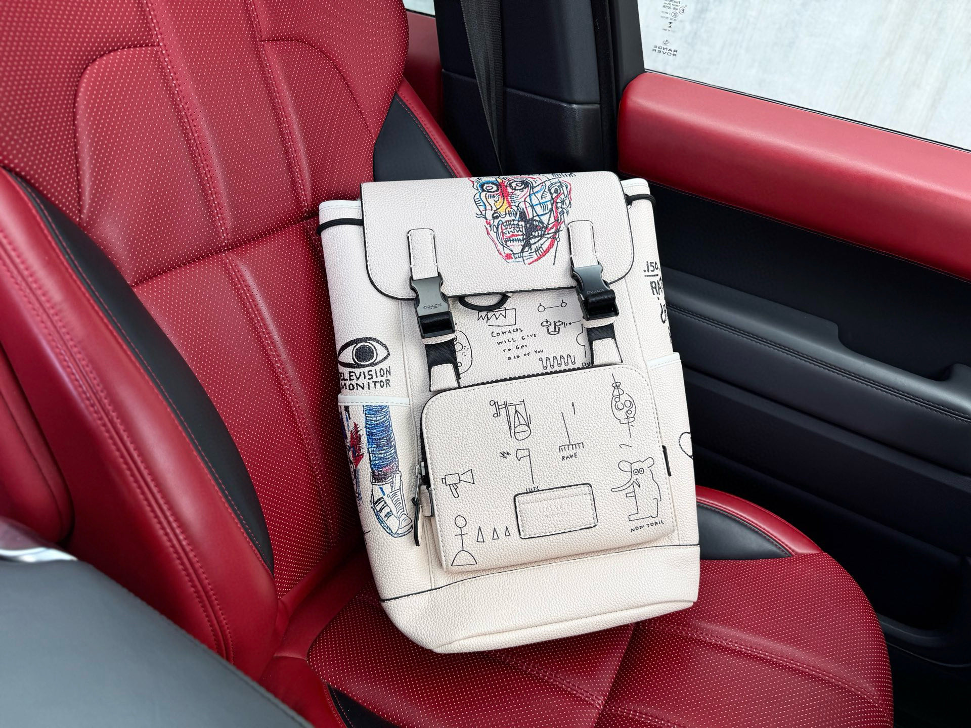 💰300 📷高端货‼️ 新款 “ COACH ”蔻驰双肩包 💼 coach蔻驰双肩包 COACH X Basquiat 蔻驰 Track 27 联名款 涂鸦翻盖书包背包双肩包 中号 男款 粉笔白色 内设电脑隔层 拉链暗袋 高清五金logo标志、专用里内里。顺滑拉链、油边平滑、做工精致每个细节到位!潮男必备款 尺寸:28x40x15cm