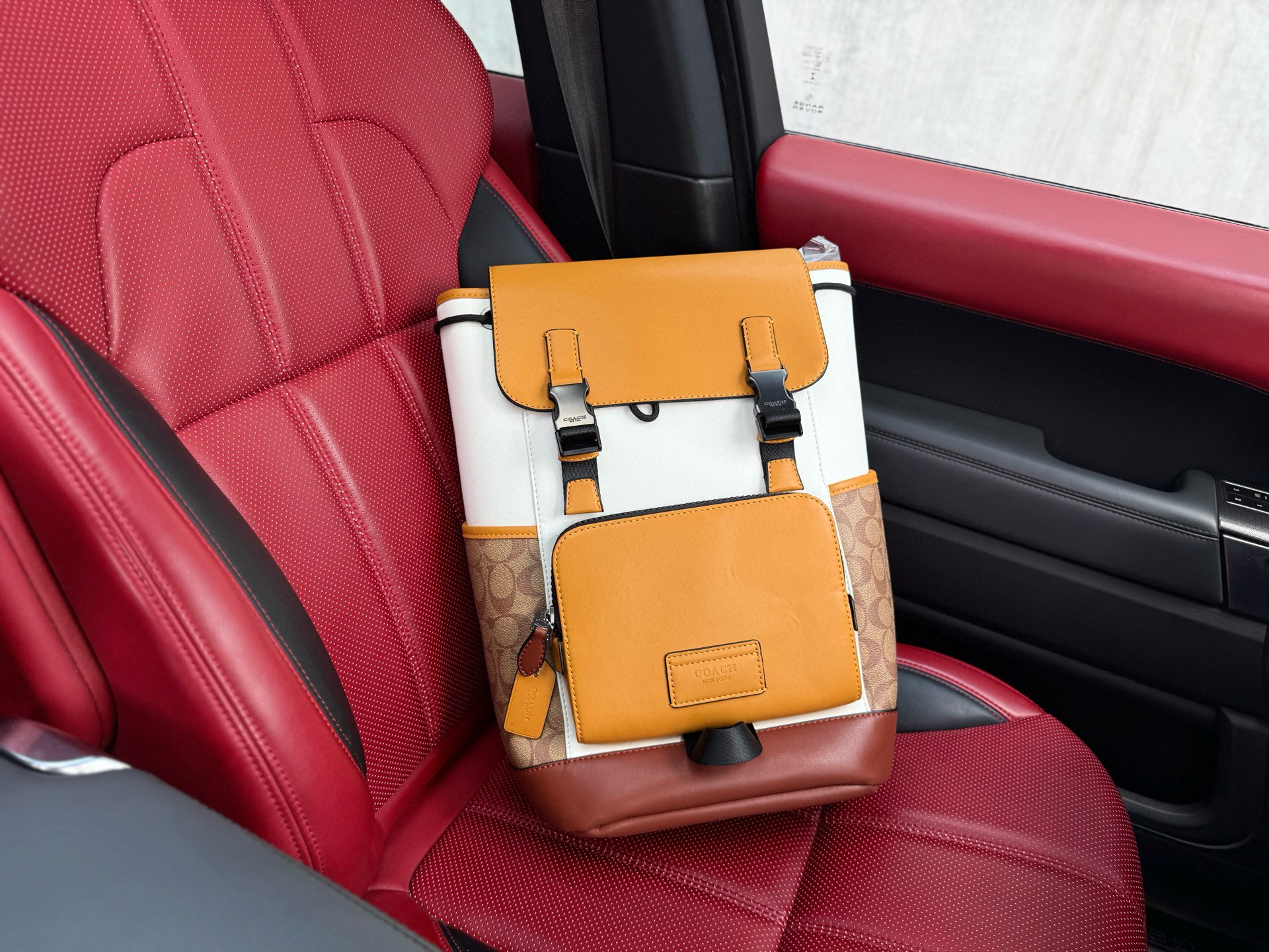 💰280 📷高端货‼️ 新款 “ COACH ”蔻驰双肩包 💼 coach蔻驰双肩包 COACH蔻驰 Track 27 拉绳卡扣开合拼色 牛皮革配织物 书包背包双肩包 大号 男款 卡其色拼蜂巢黄色 内设电脑隔层 拉链暗袋 高清五金logo标志、专用里内里。顺滑拉链、油边平滑、做工精致每个细节到位!潮男必备款 尺寸:28x40x15cm